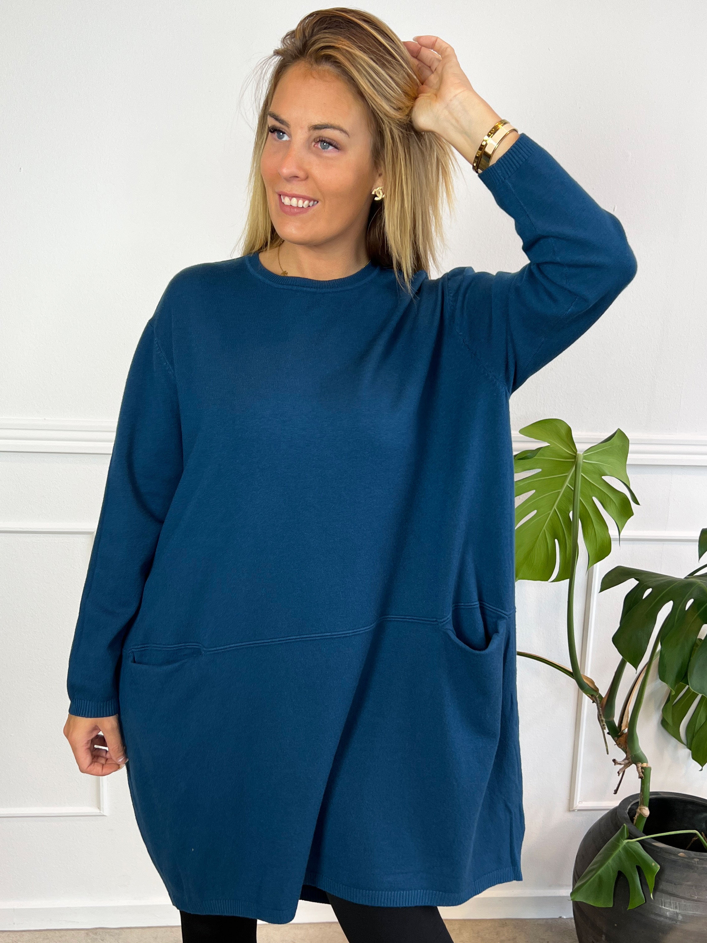 Vera - Ensfarvet strikkjole med lommer