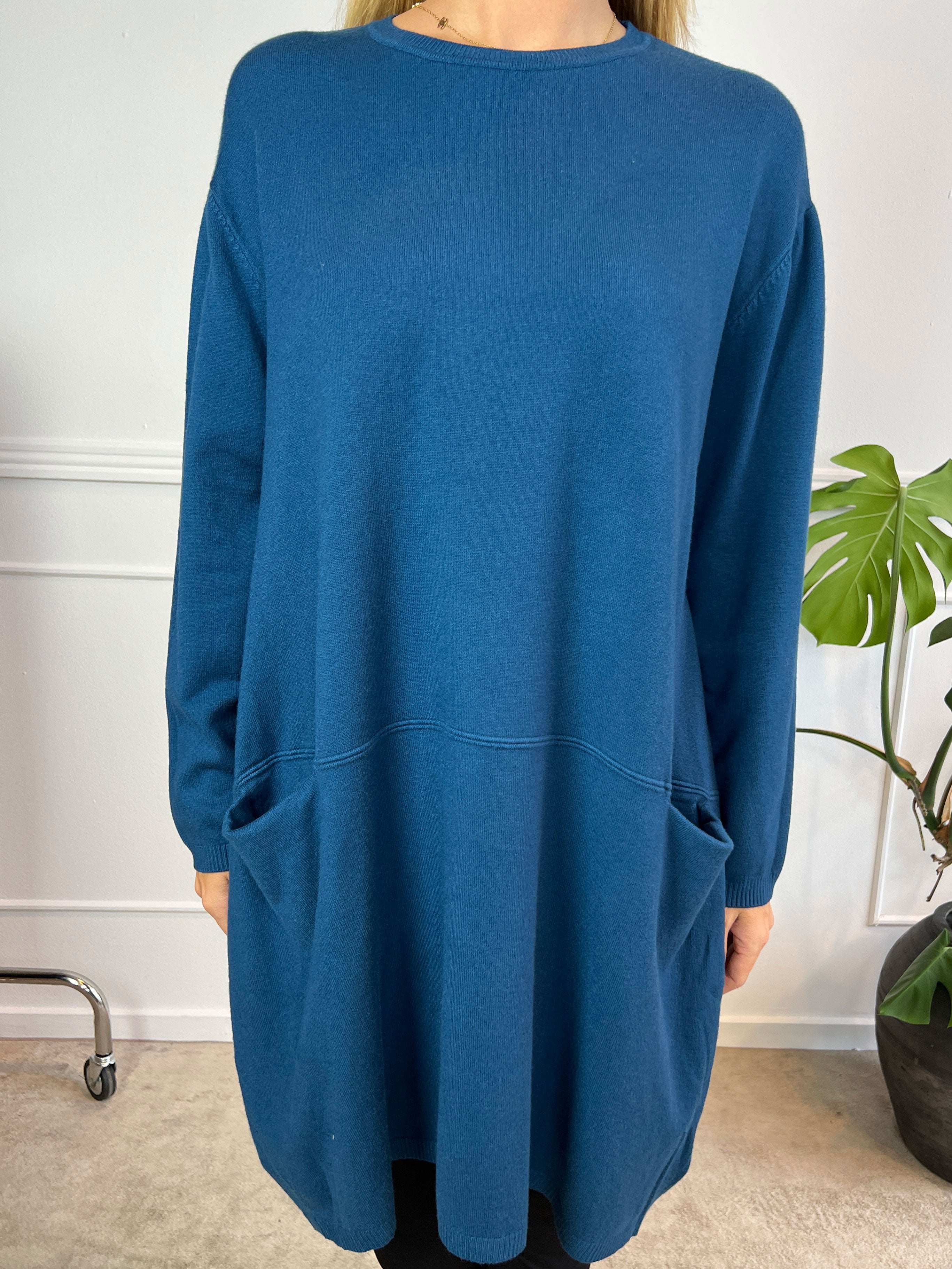 Vera - Ensfarvet strikkjole med lommer