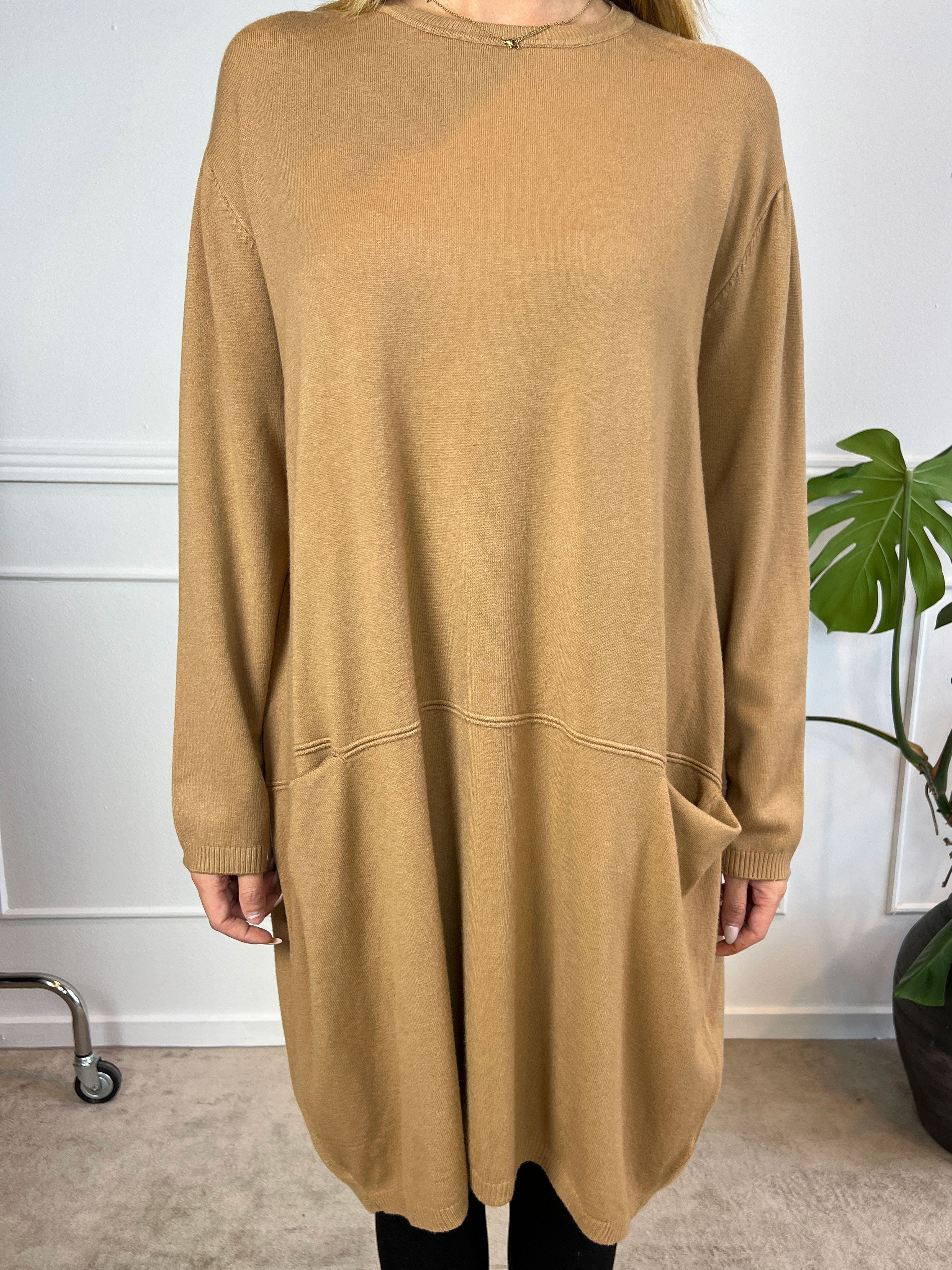 Vera - Ensfarvet strikkjole med lommer