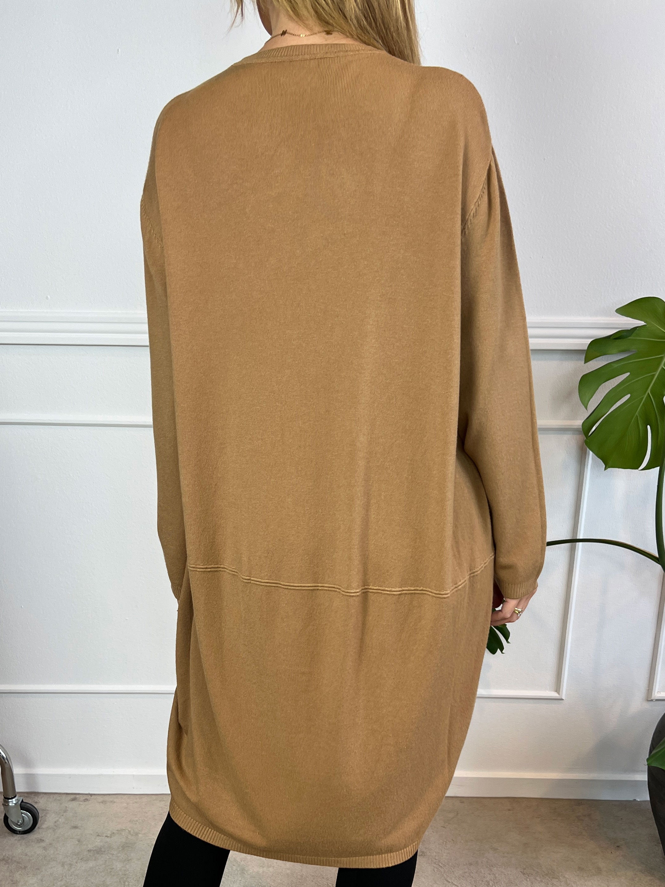 Vera - Ensfarvet strikkjole med lommer