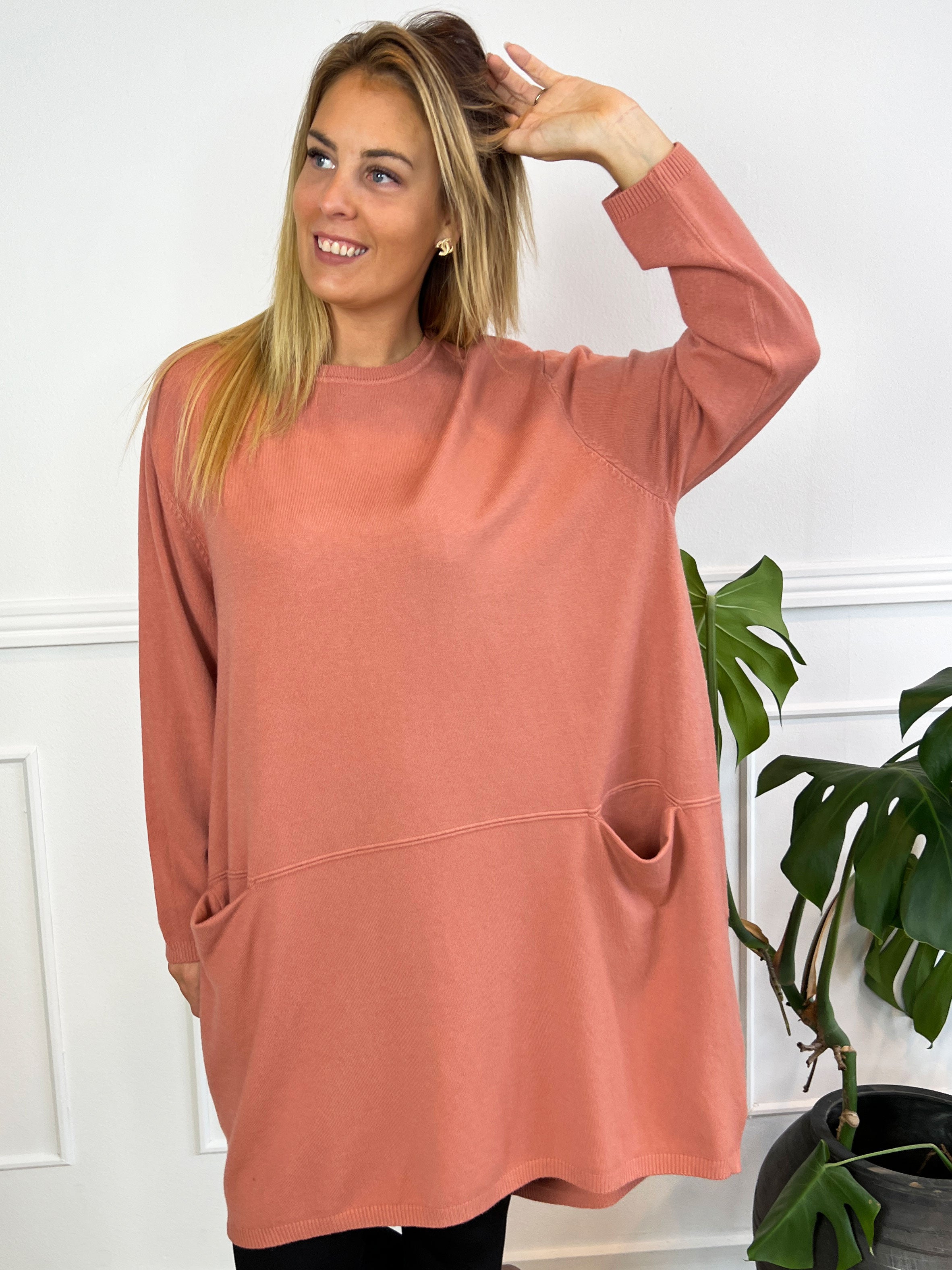 Vera - Ensfarvet strikkjole med lommer