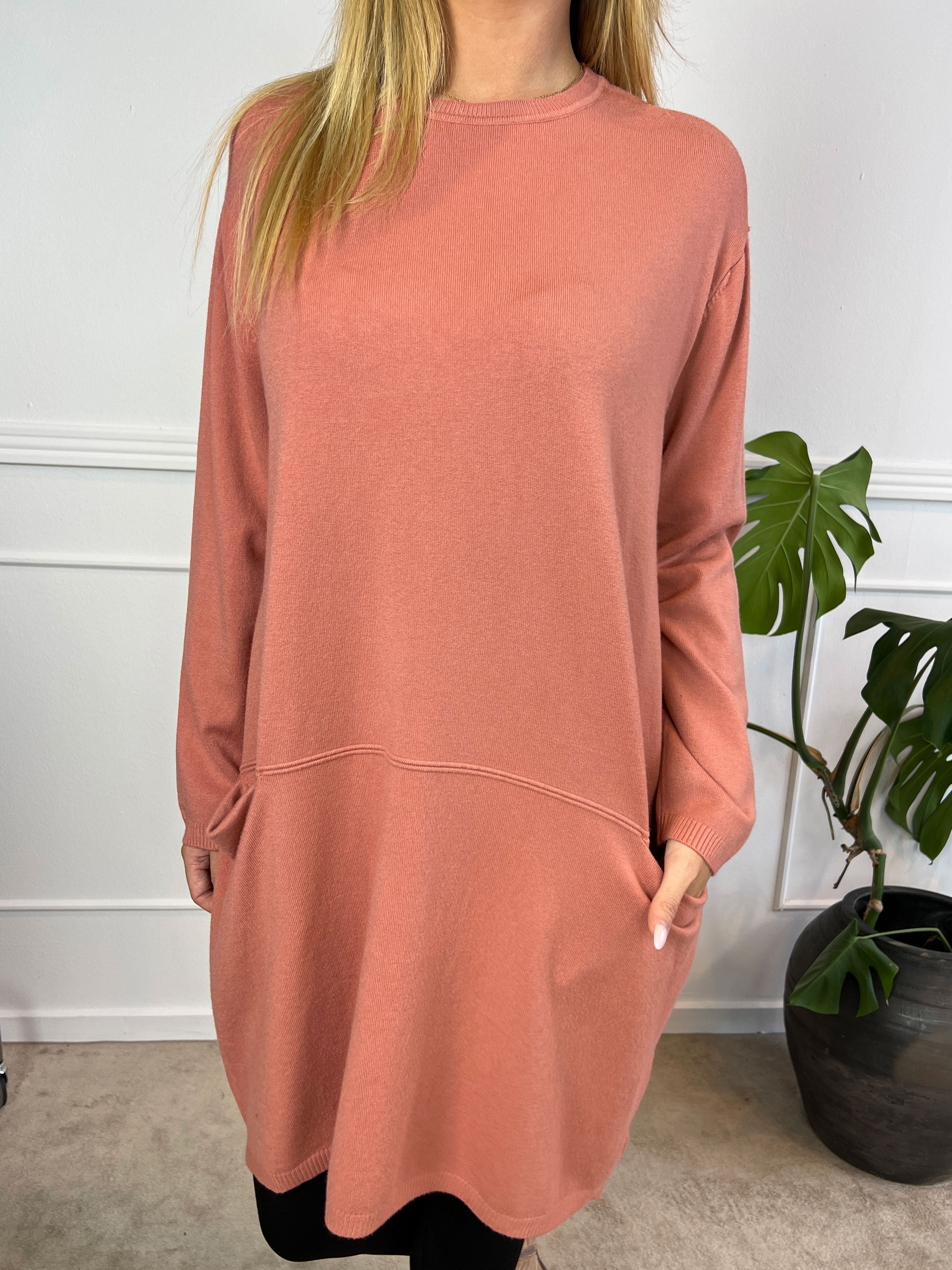 Vera - Ensfarvet strikkjole med lommer