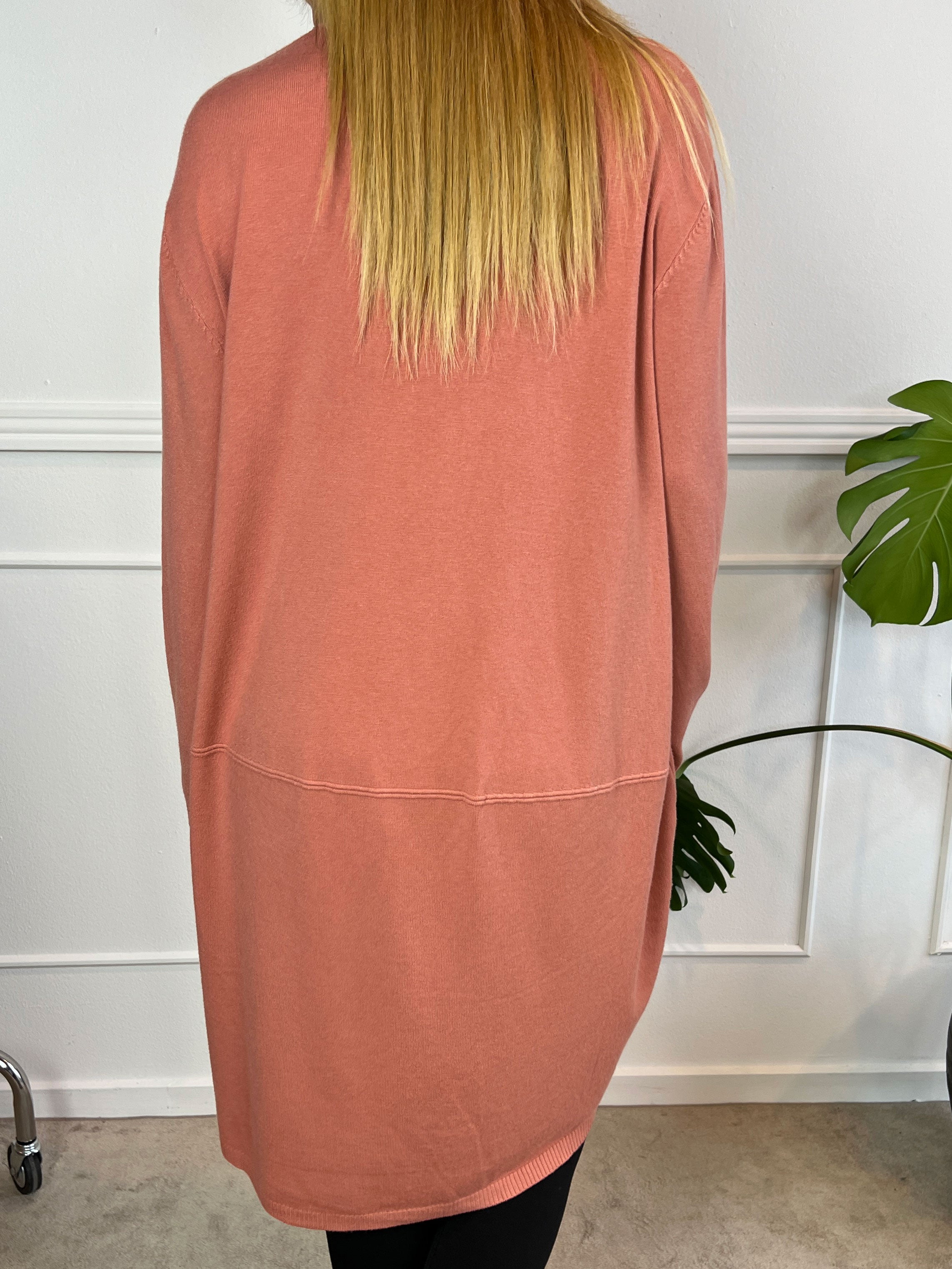 Vera - Ensfarvet strikkjole med lommer