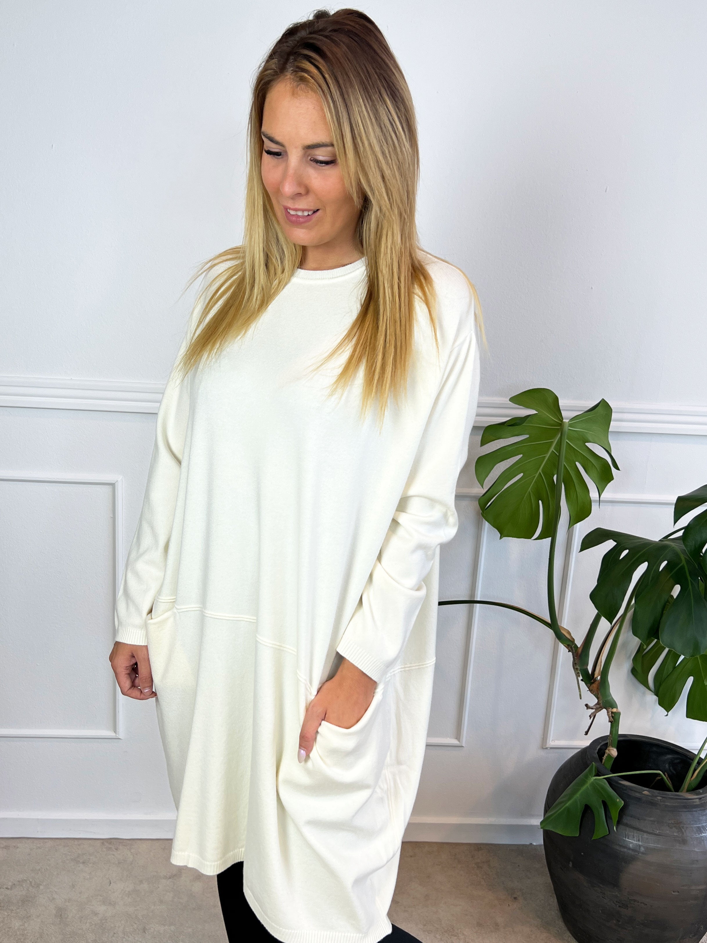 Vera - Ensfarvet strikkjole med lommer