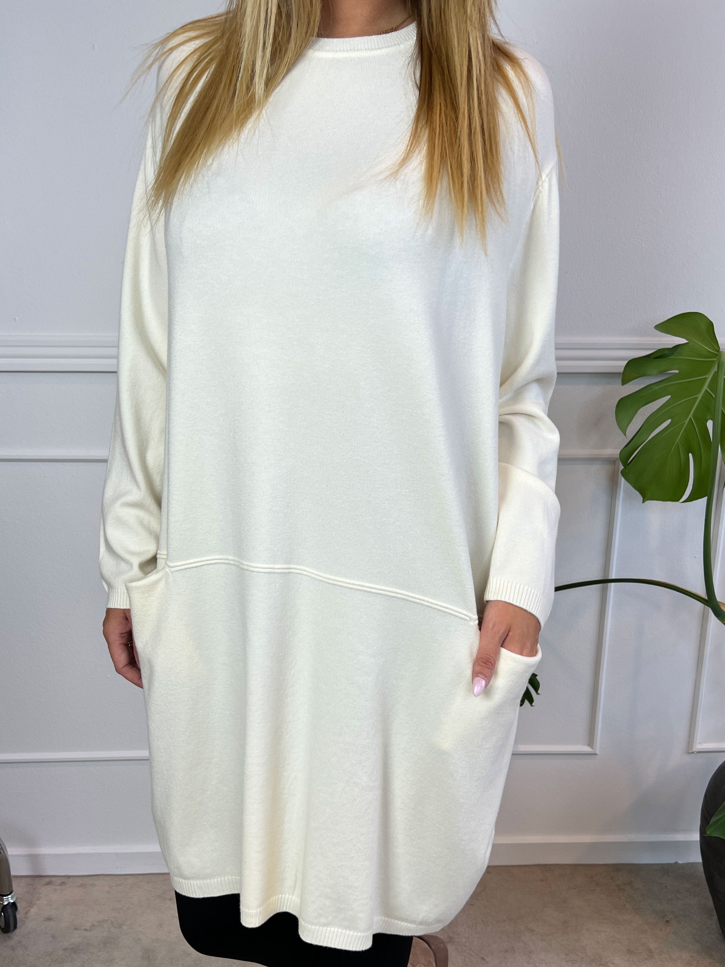 Vera - Ensfarvet strikkjole med lommer