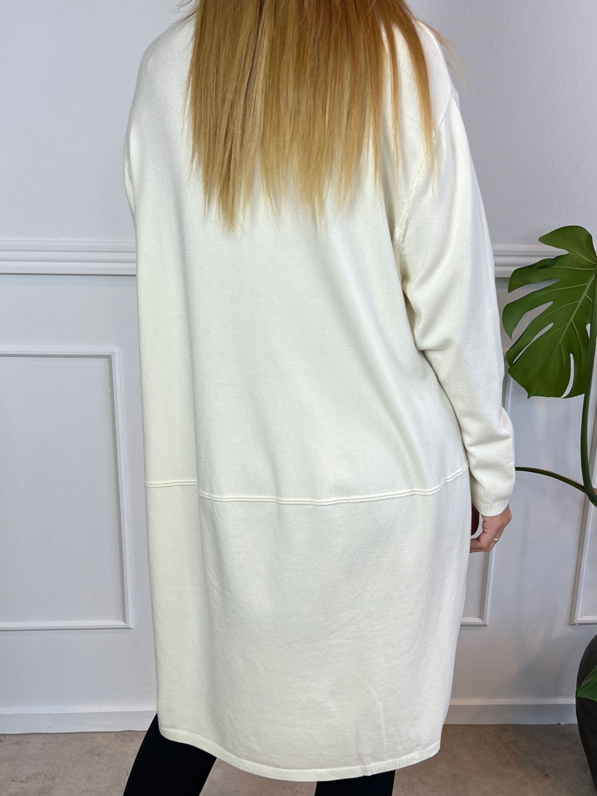 Vera - Ensfarvet strikkjole med lommer