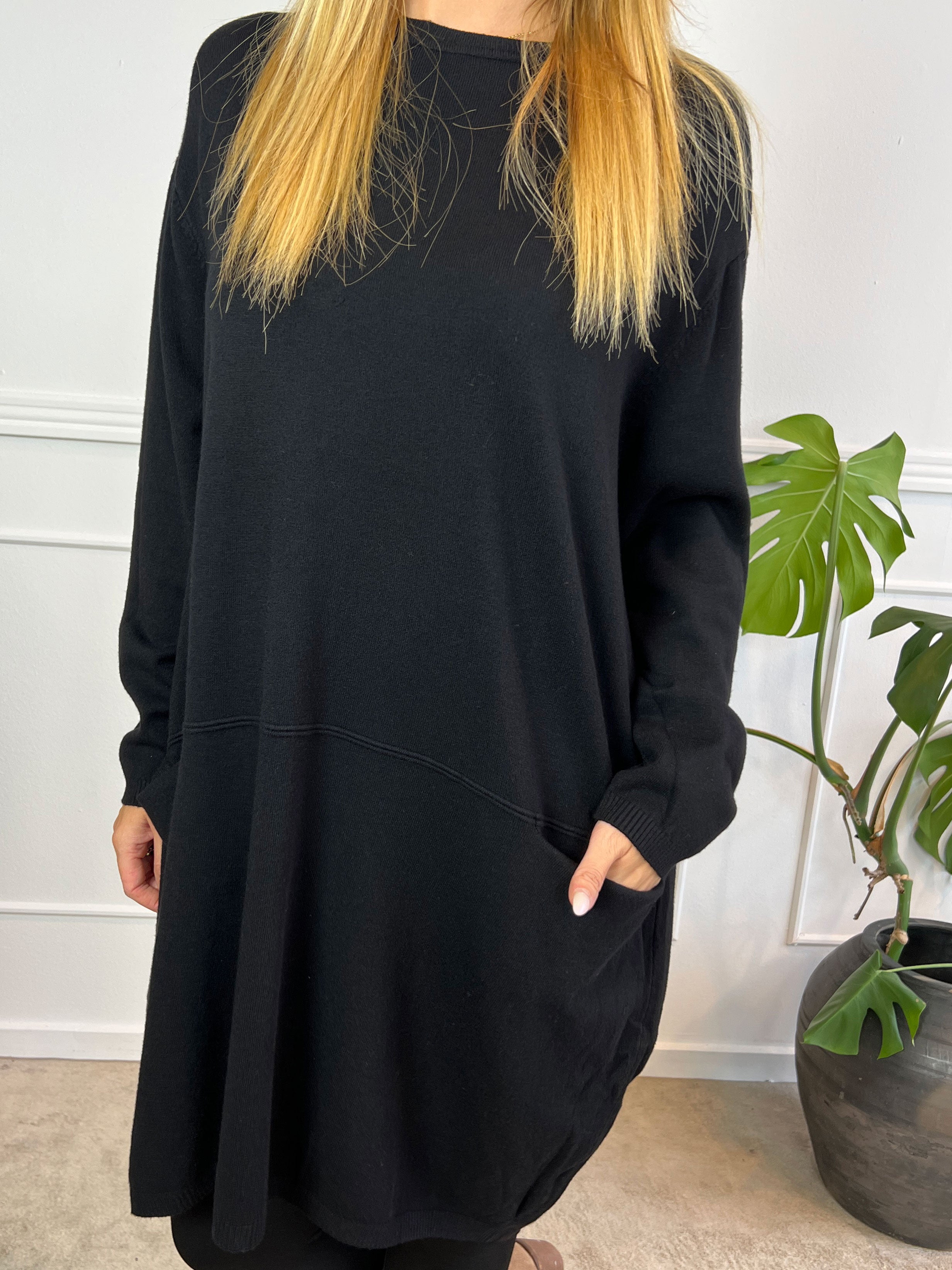 Vera - Ensfarvet strikkjole med lommer