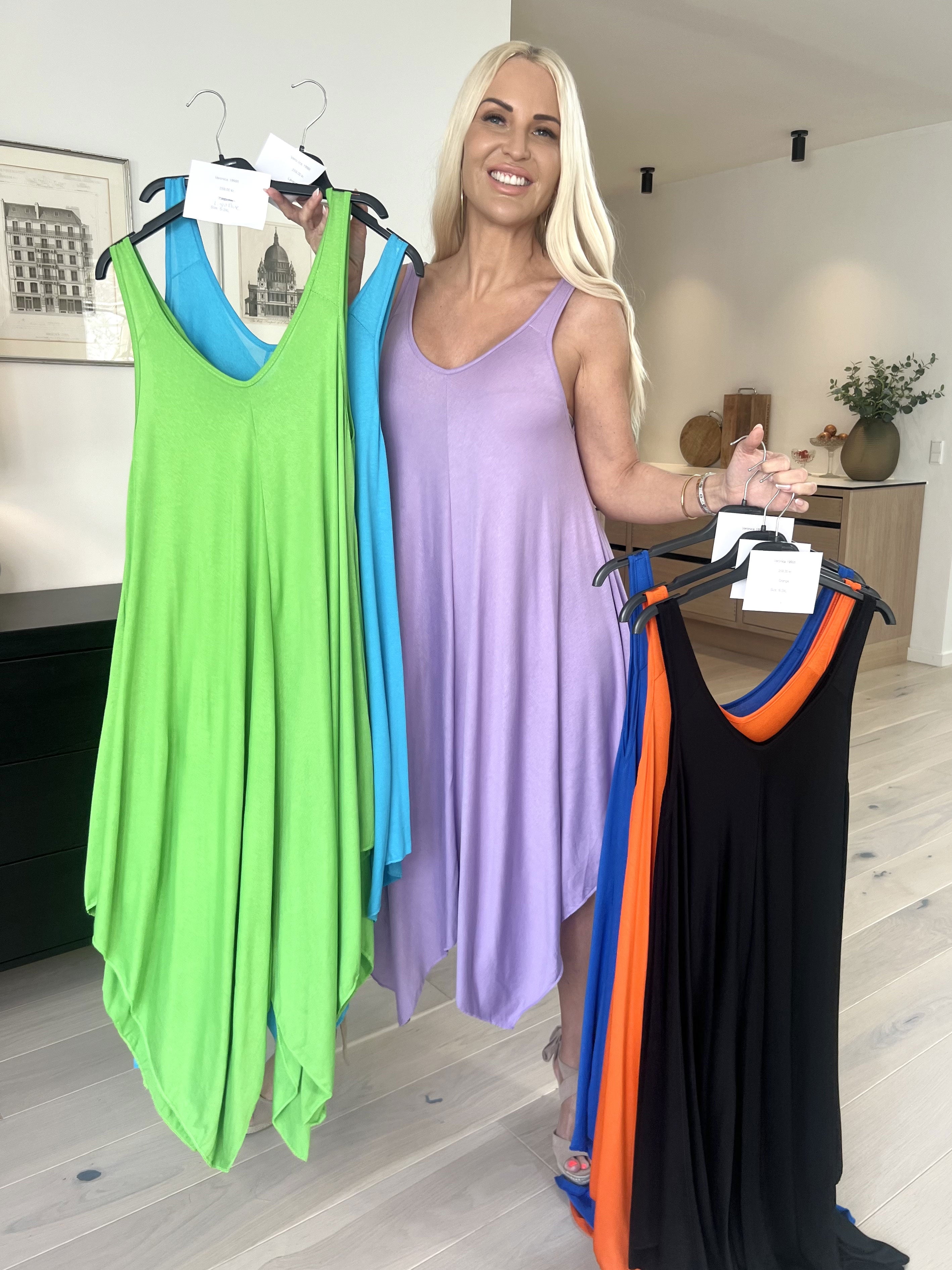 Veronica - Ensfarvet sommerkjole med brede stropper