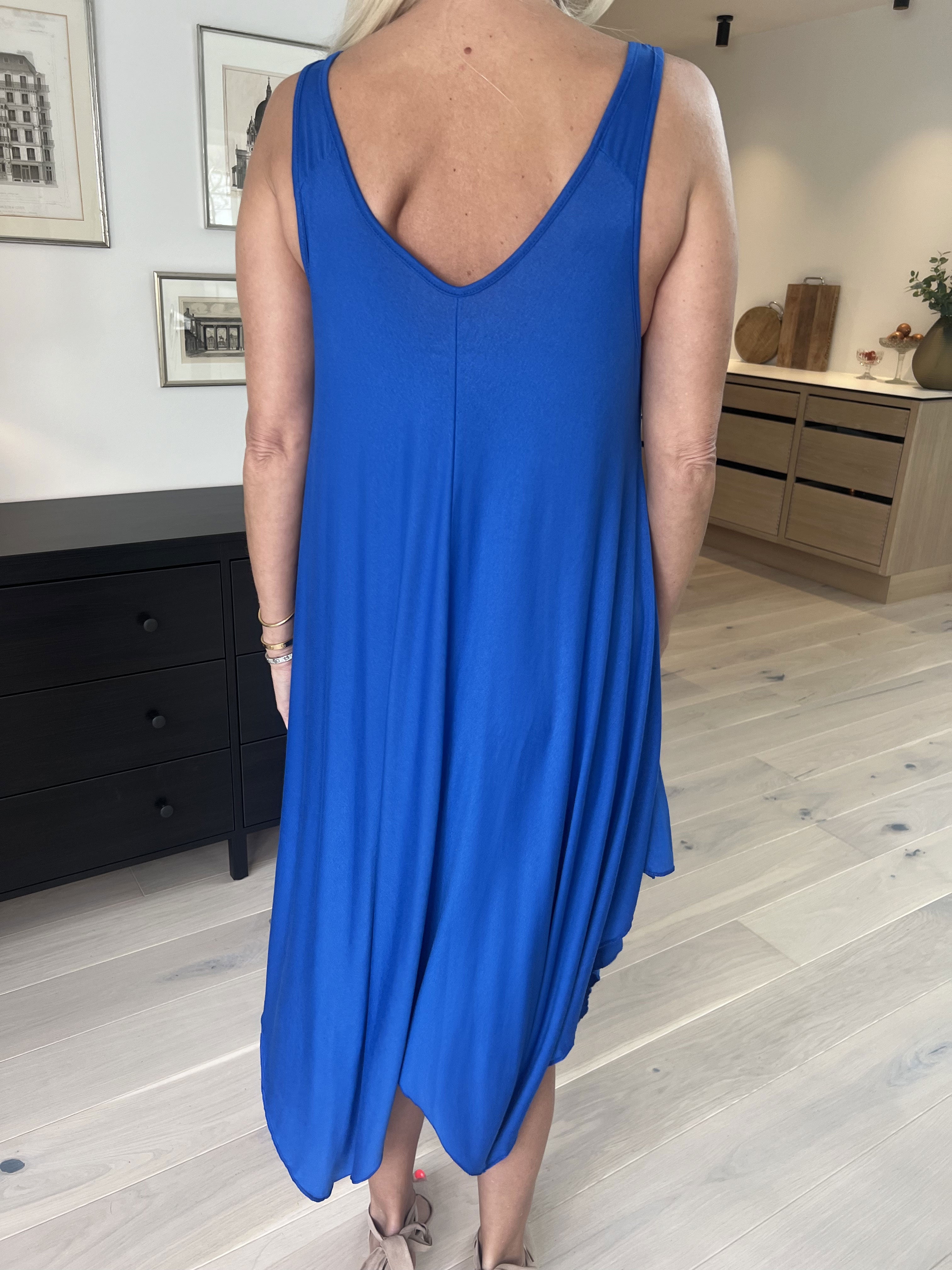 Veronica - Ensfarvet sommerkjole med brede stropper