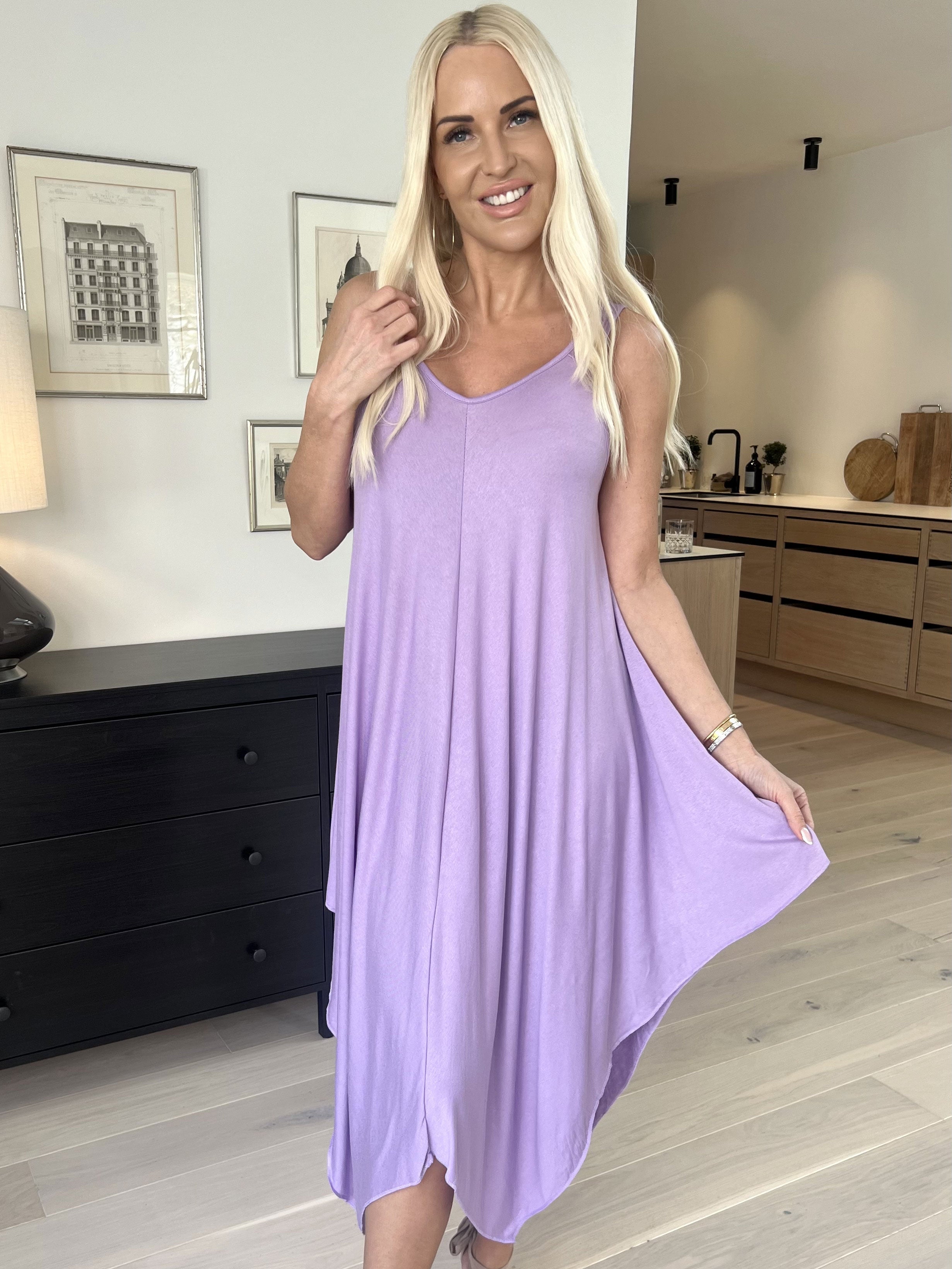 Veronica - Ensfarvet sommerkjole med brede stropper