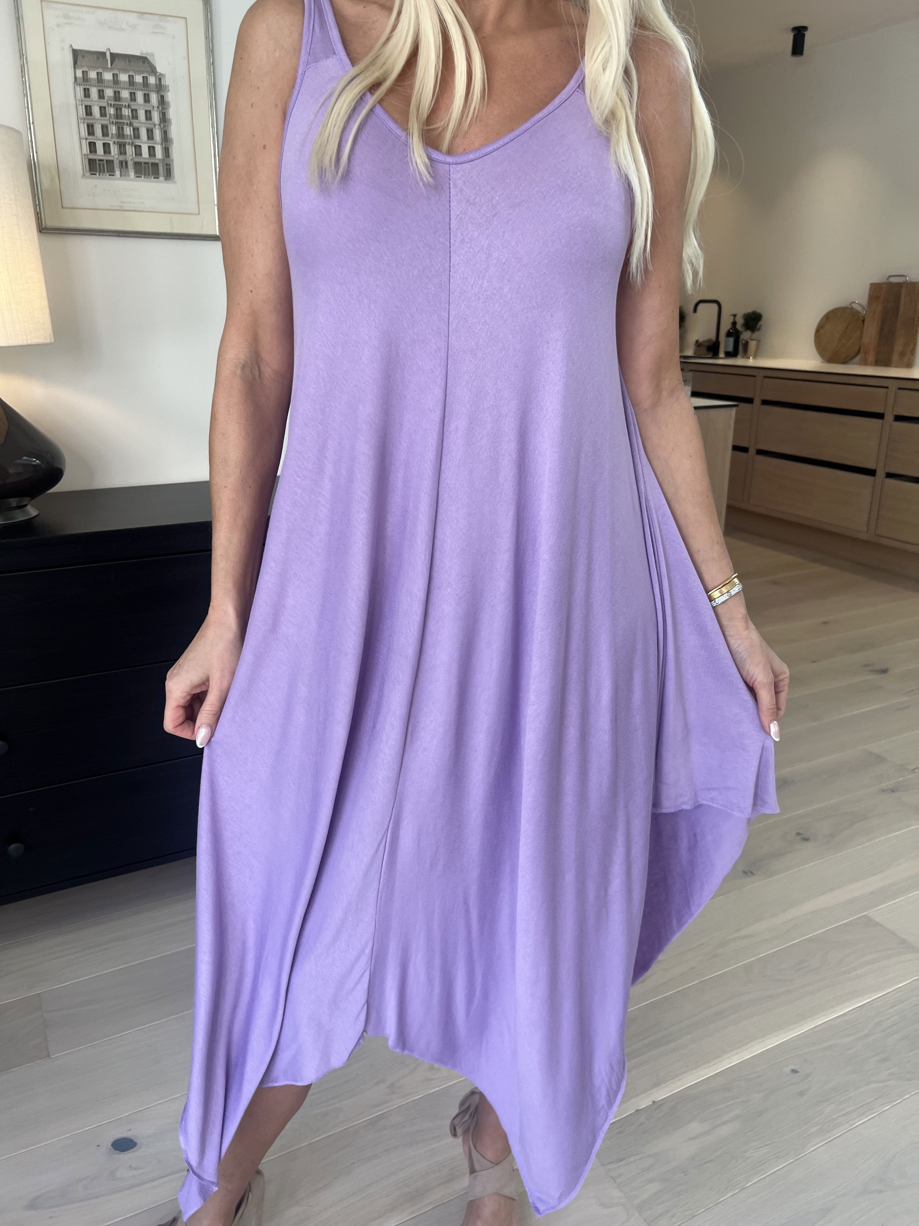 Veronica - Ensfarvet sommerkjole med brede stropper