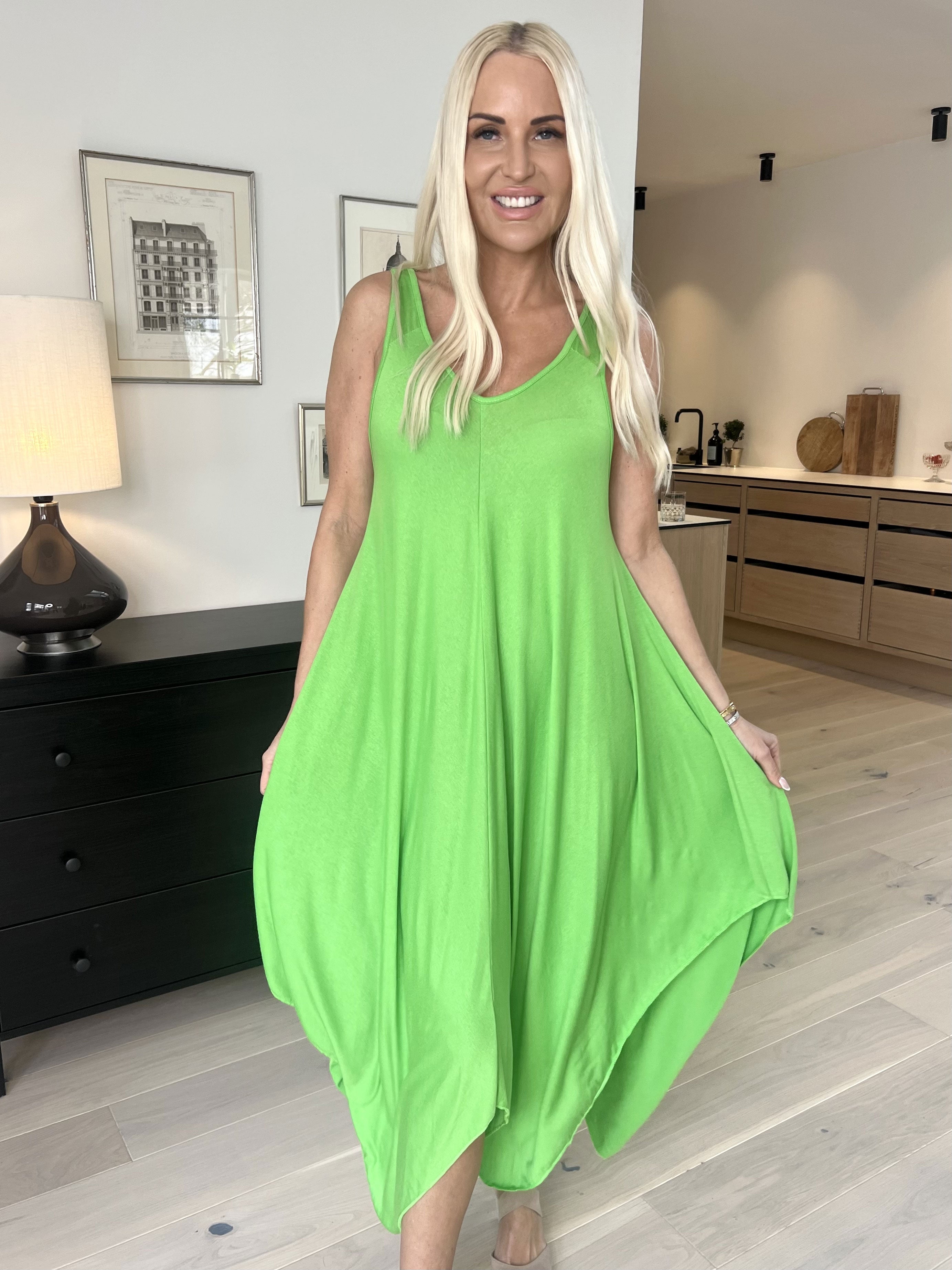 Veronica - Ensfarvet sommerkjole med brede stropper