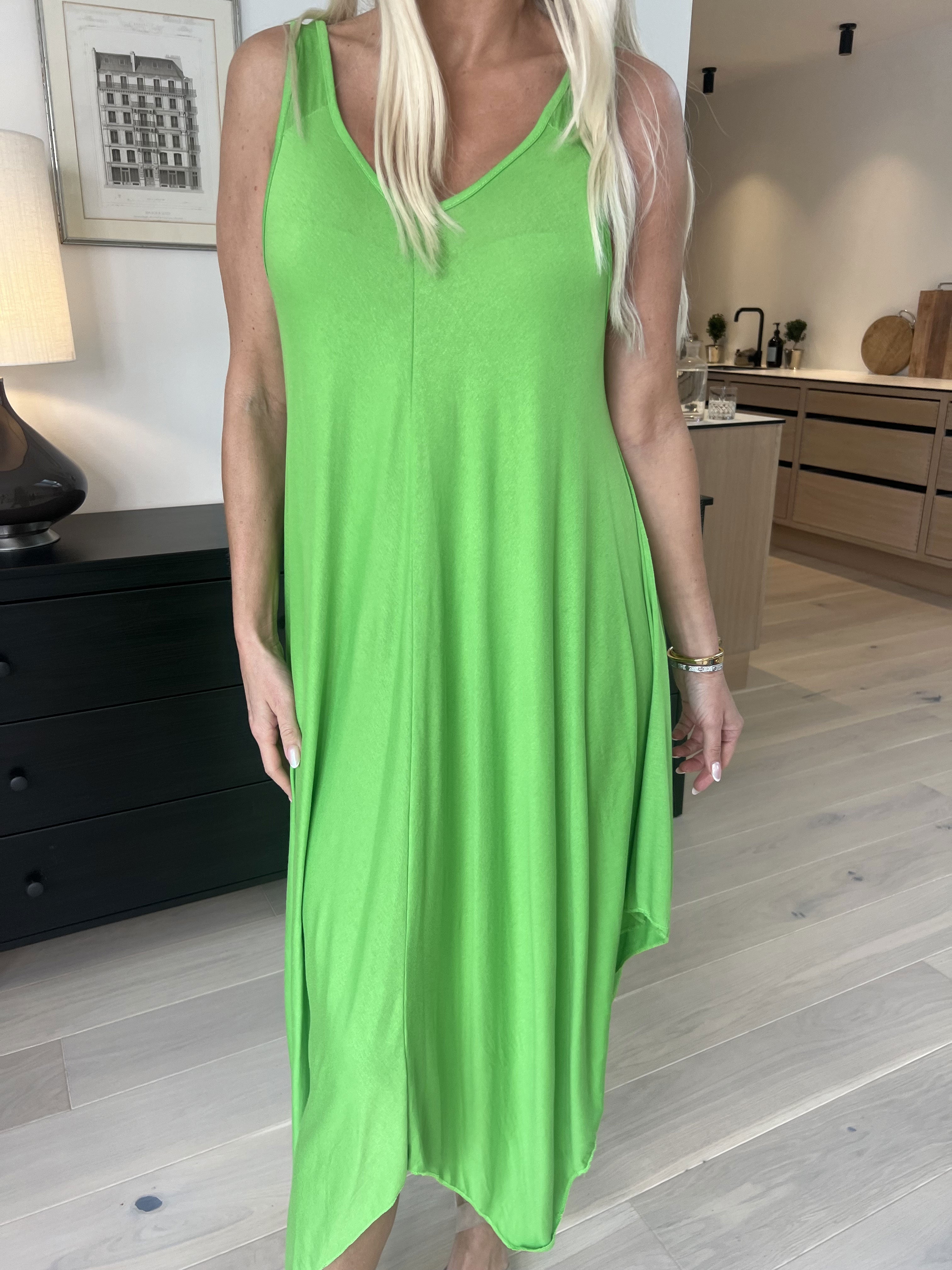 Veronica - Ensfarvet sommerkjole med brede stropper