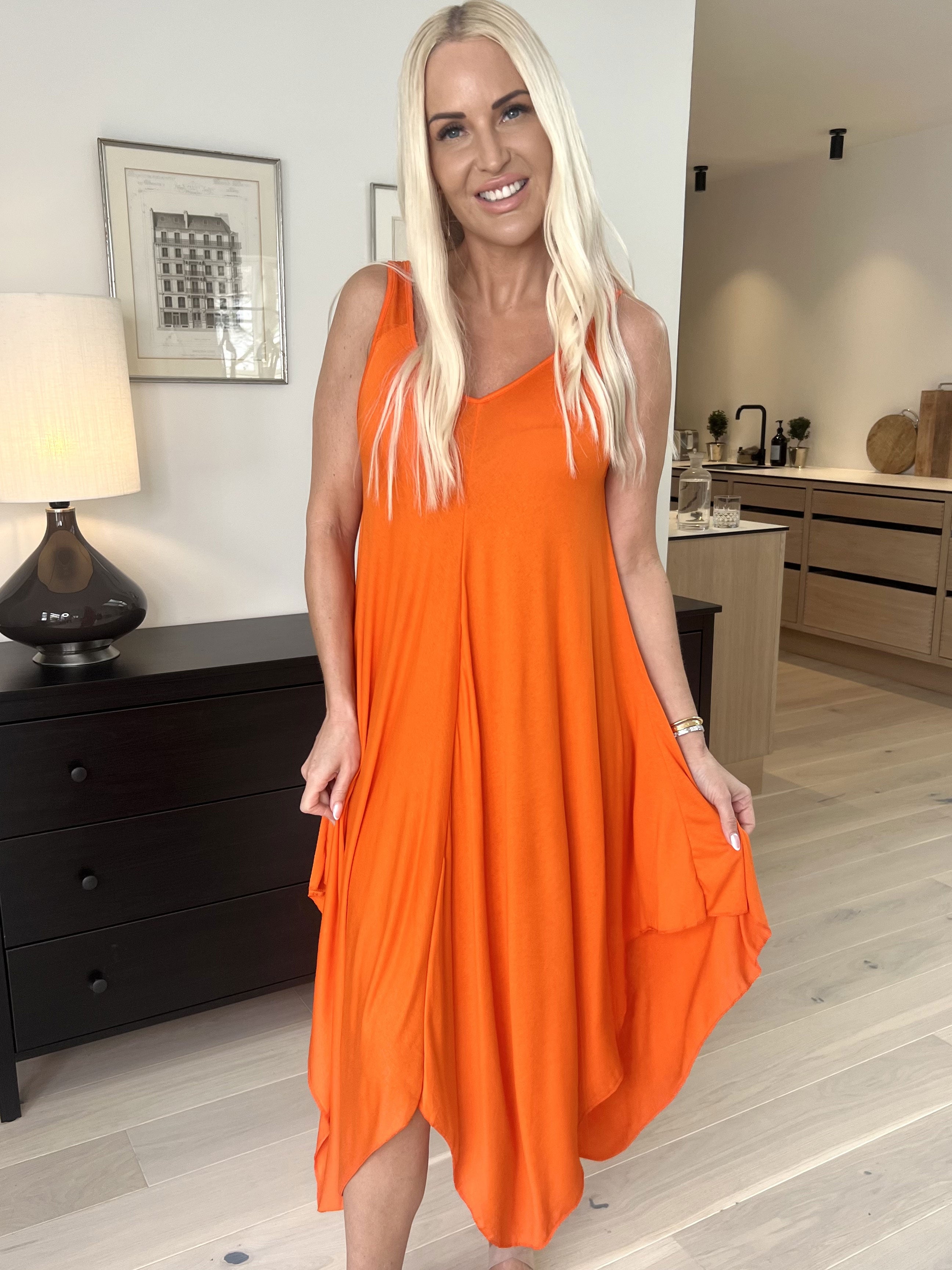 Veronica - Ensfarvet sommerkjole med brede stropper