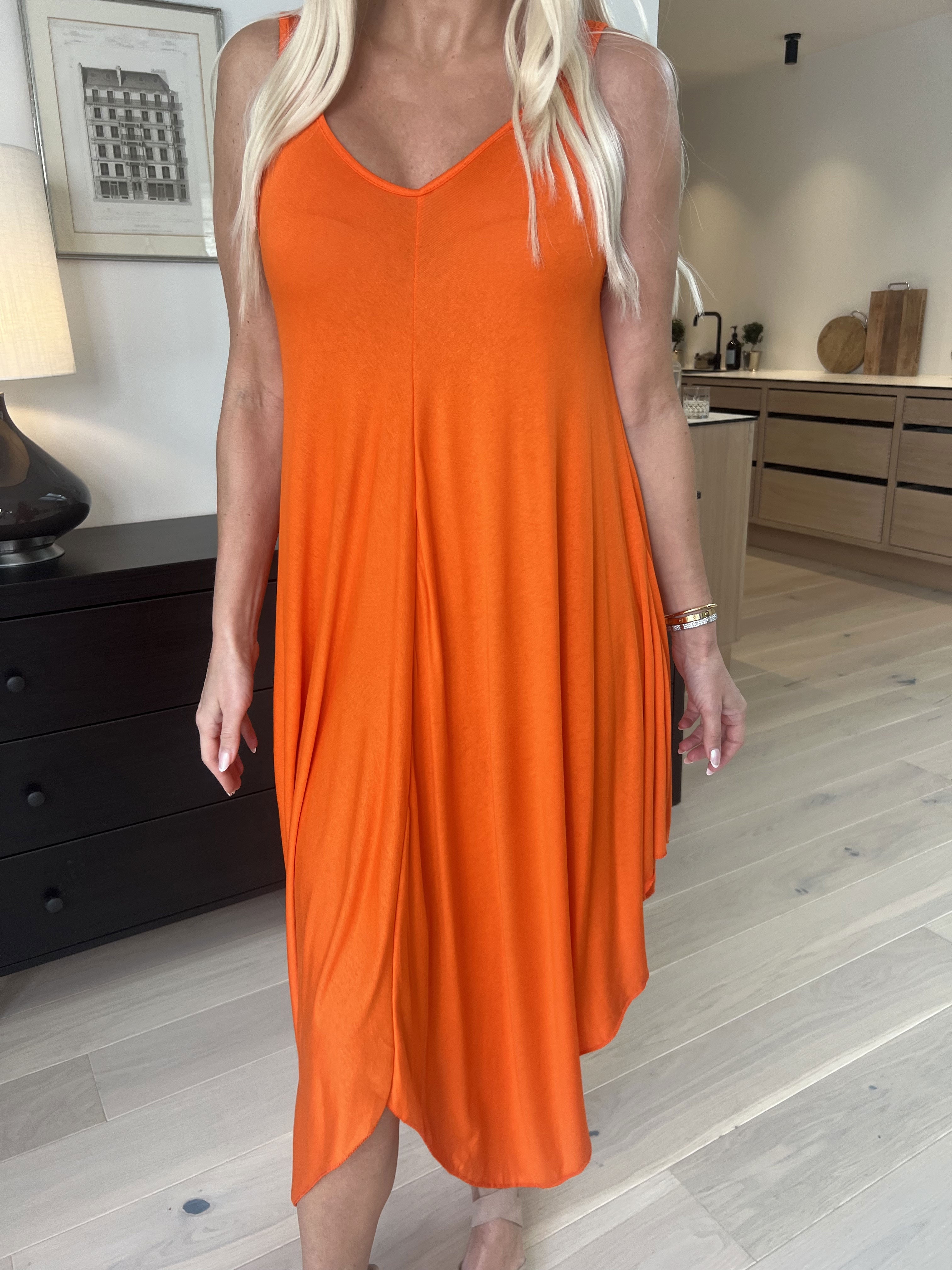 Veronica - Ensfarvet sommerkjole med brede stropper