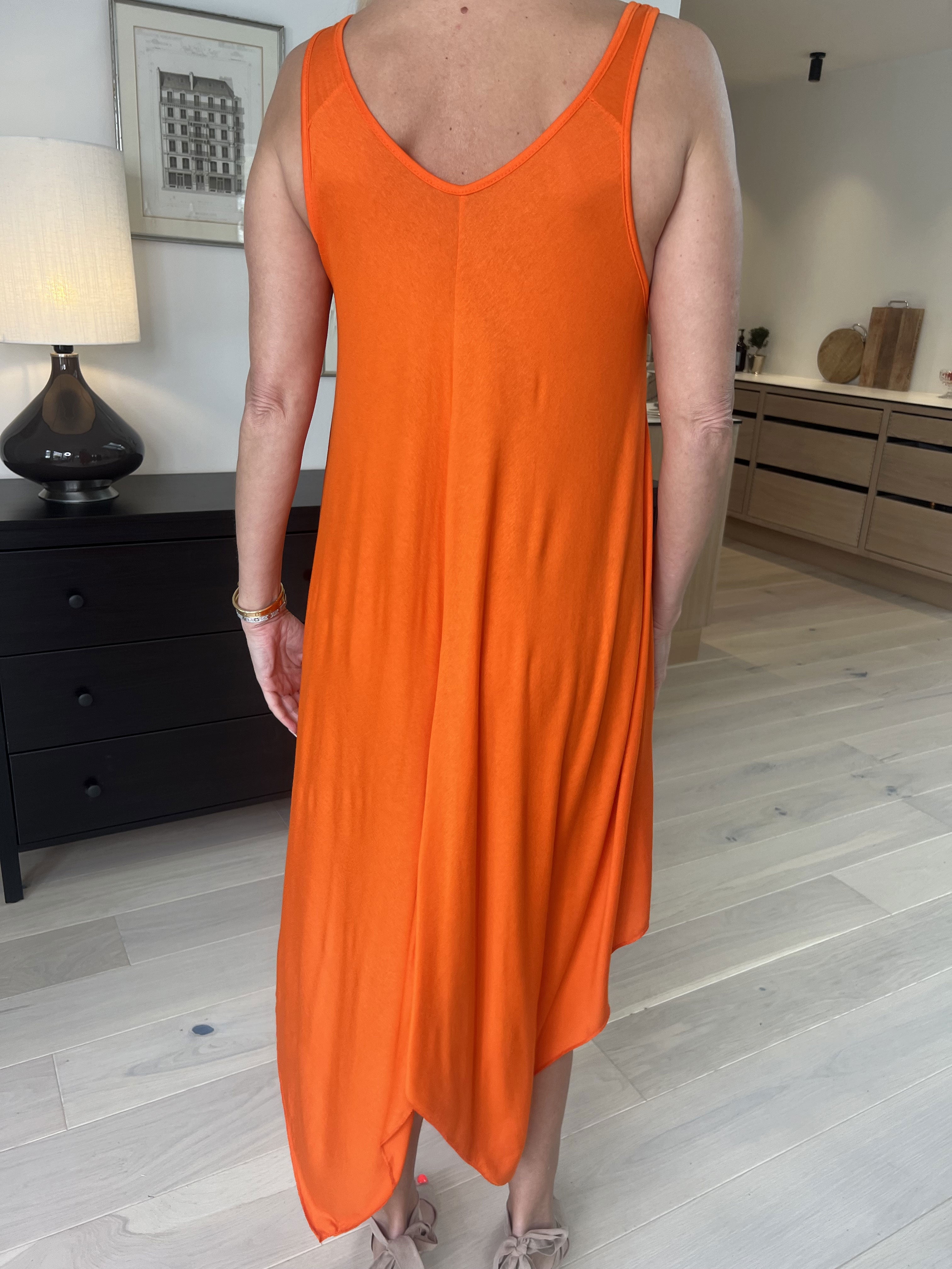 Veronica - Ensfarvet sommerkjole med brede stropper