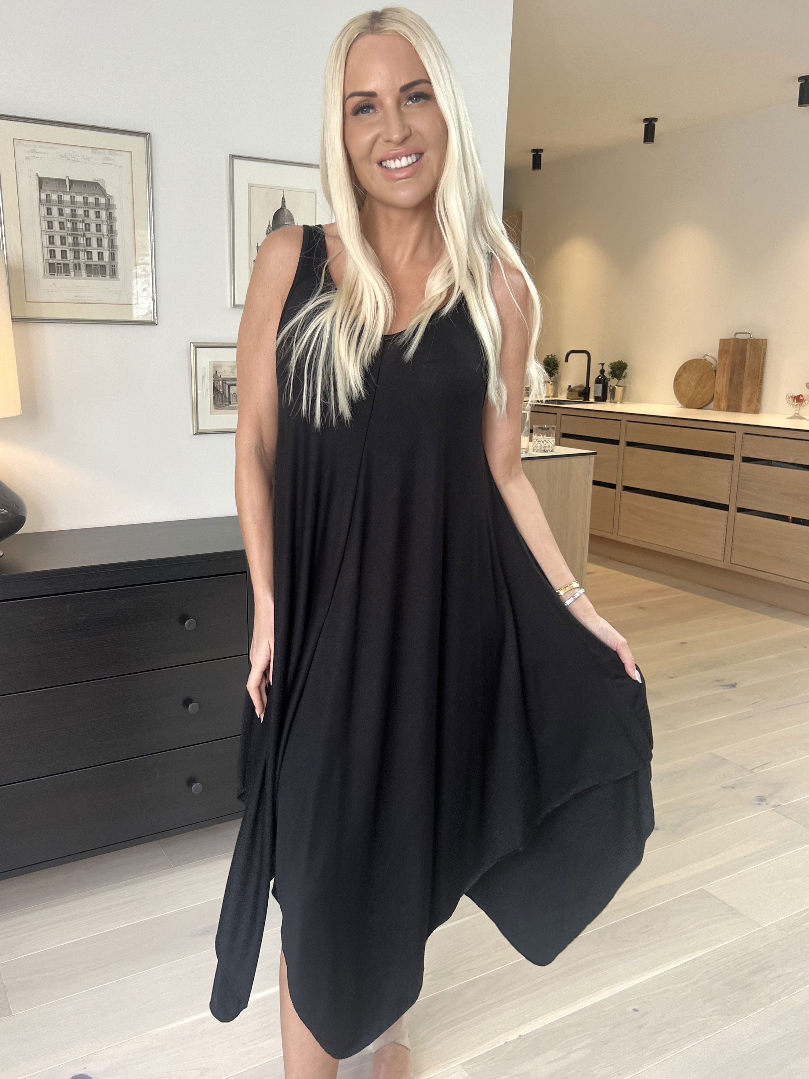 Veronica - Ensfarvet sommerkjole med brede stropper