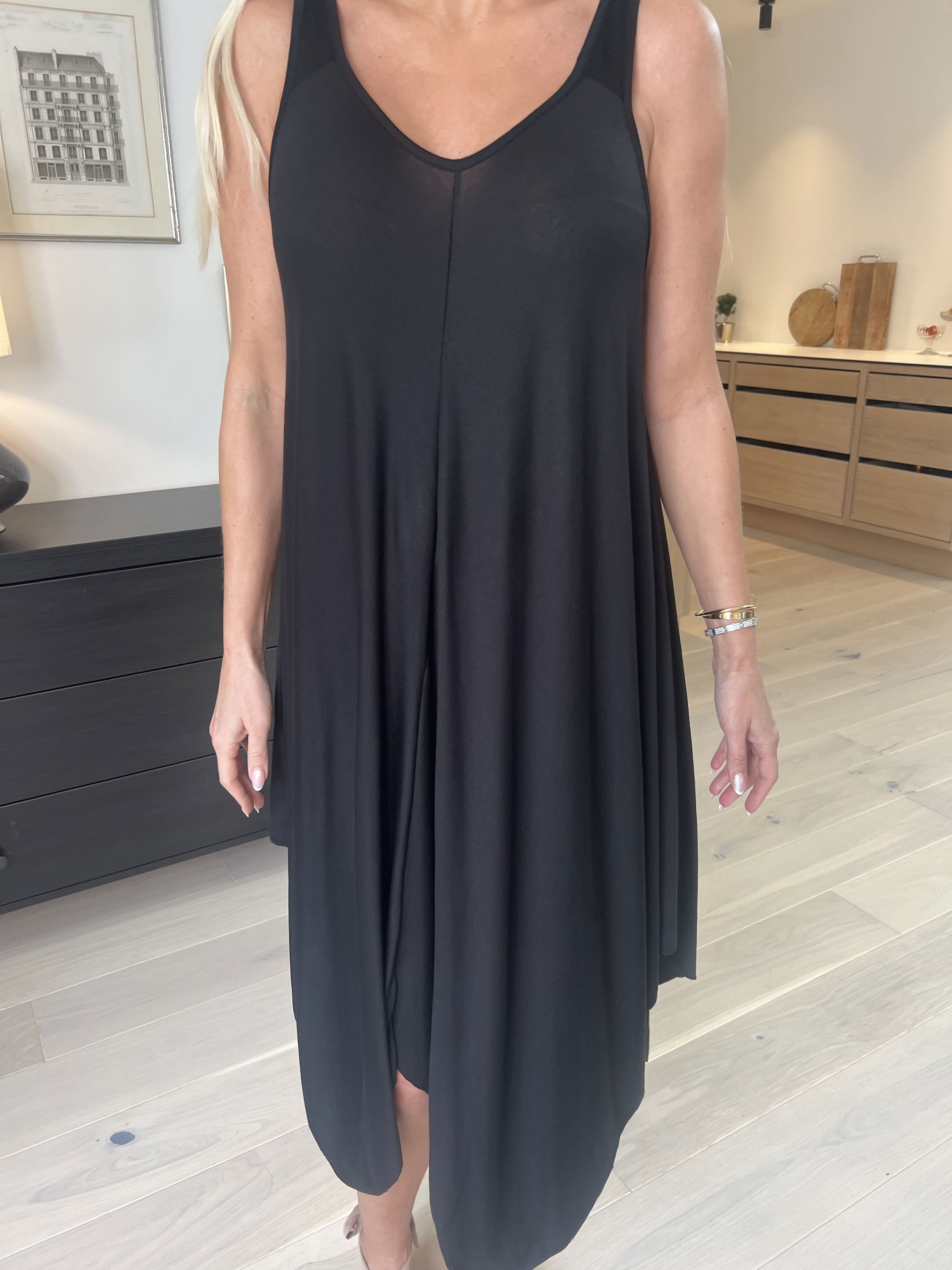 Veronica - Ensfarvet sommerkjole med brede stropper