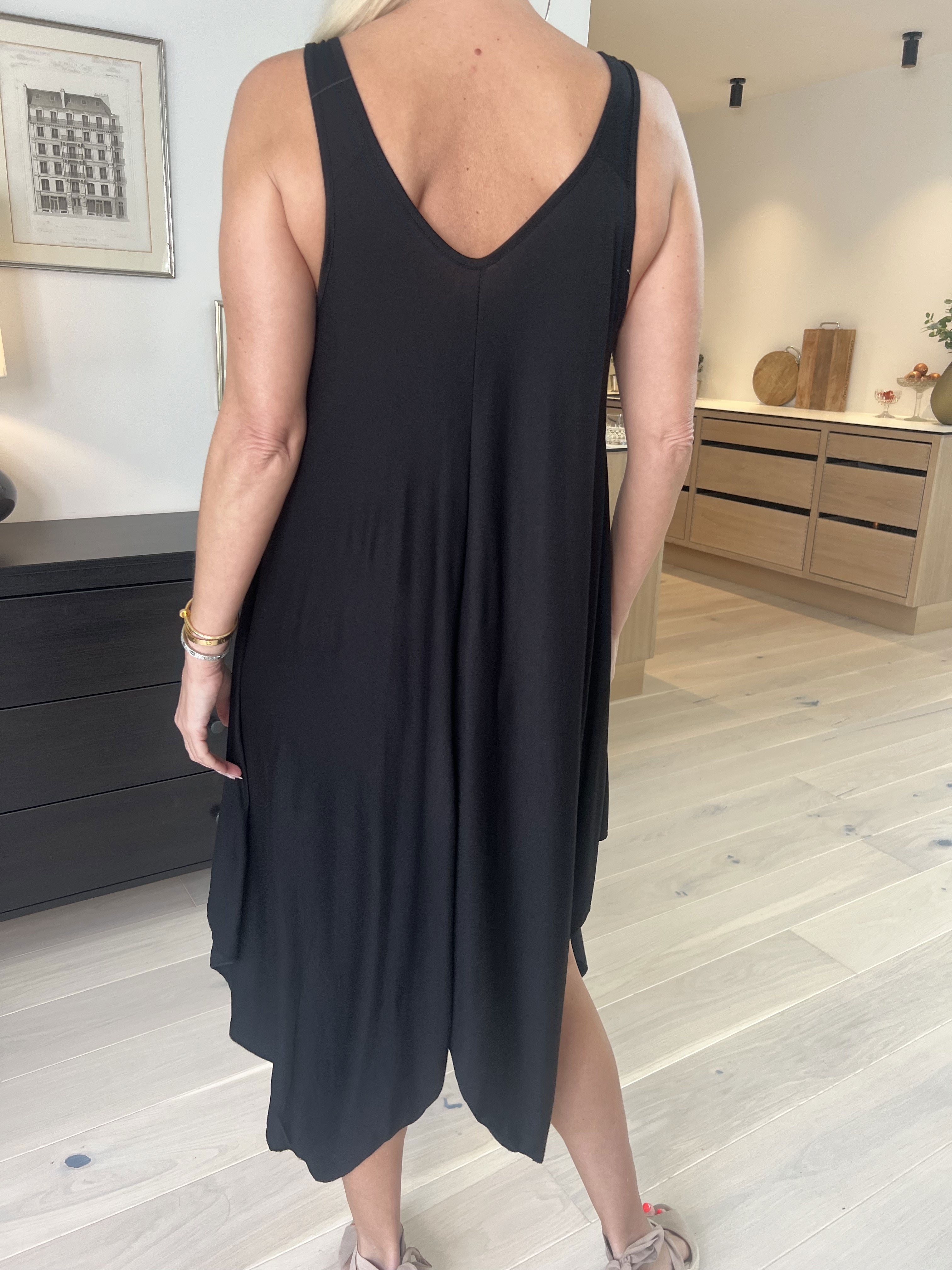 Veronica - Ensfarvet sommerkjole med brede stropper