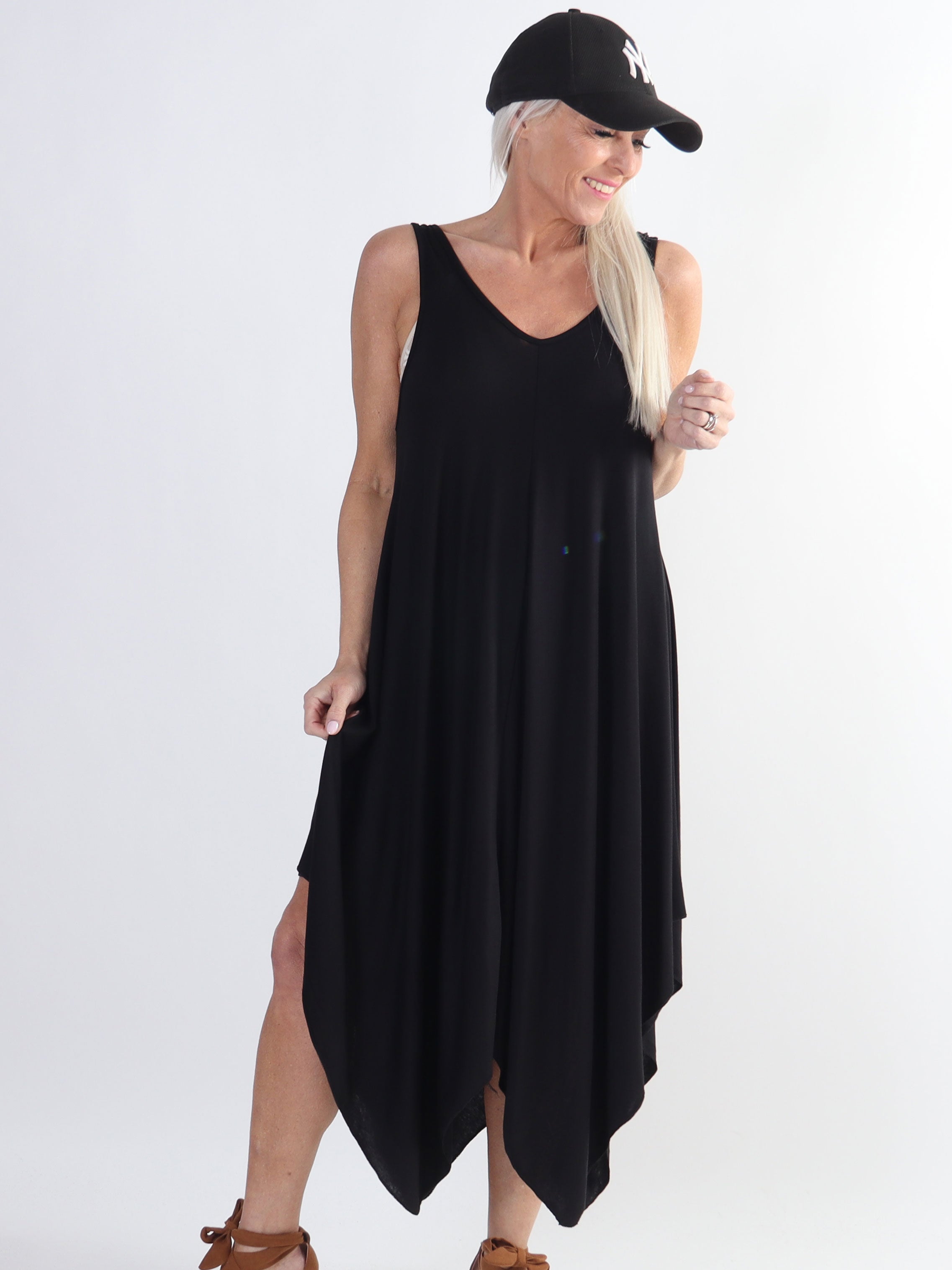 Veronica - Ensfarvet plus size kjole med brede stropper