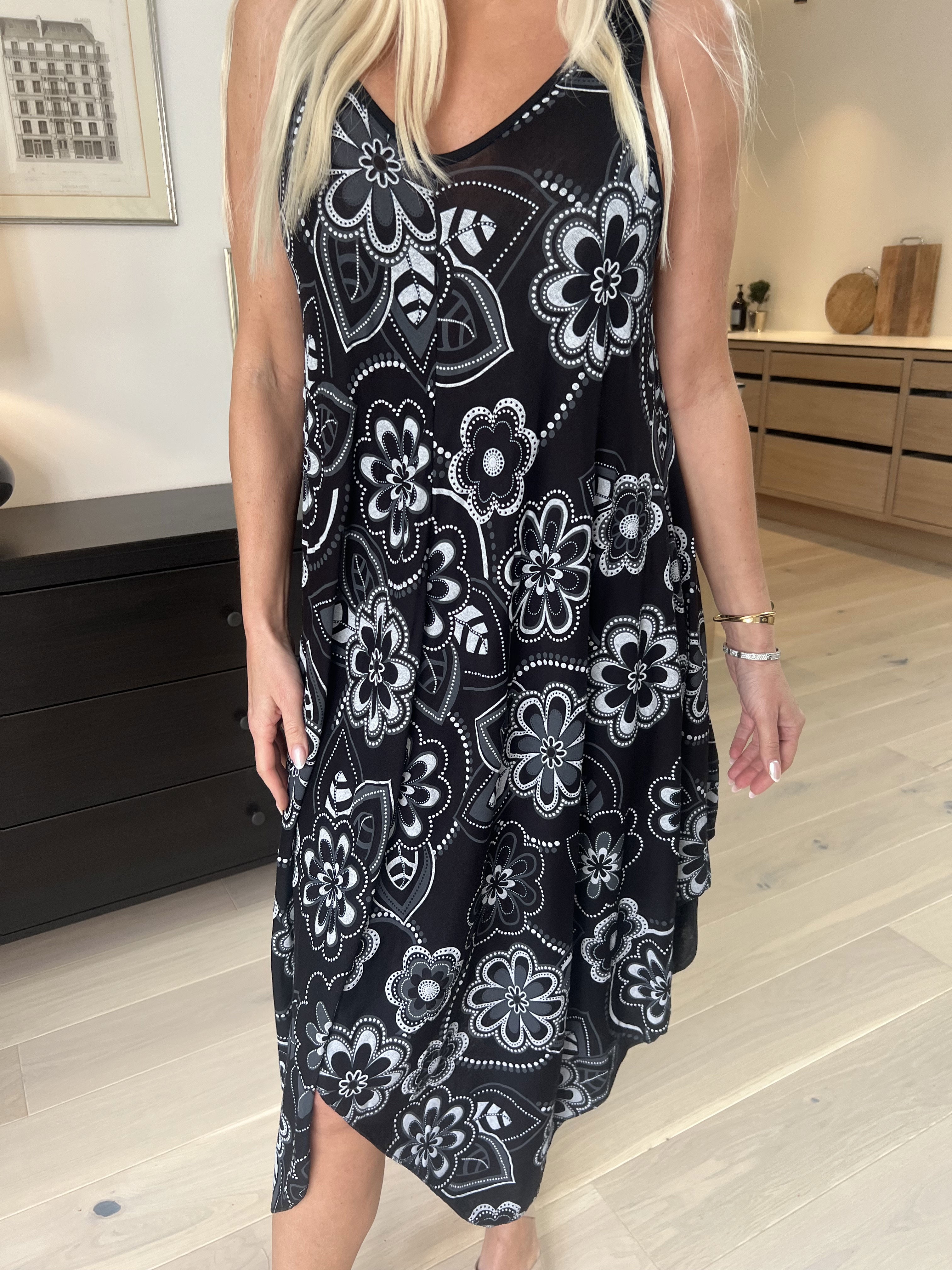 Veronica Flower - Sommerkjole med blomsterprint og brede stropper