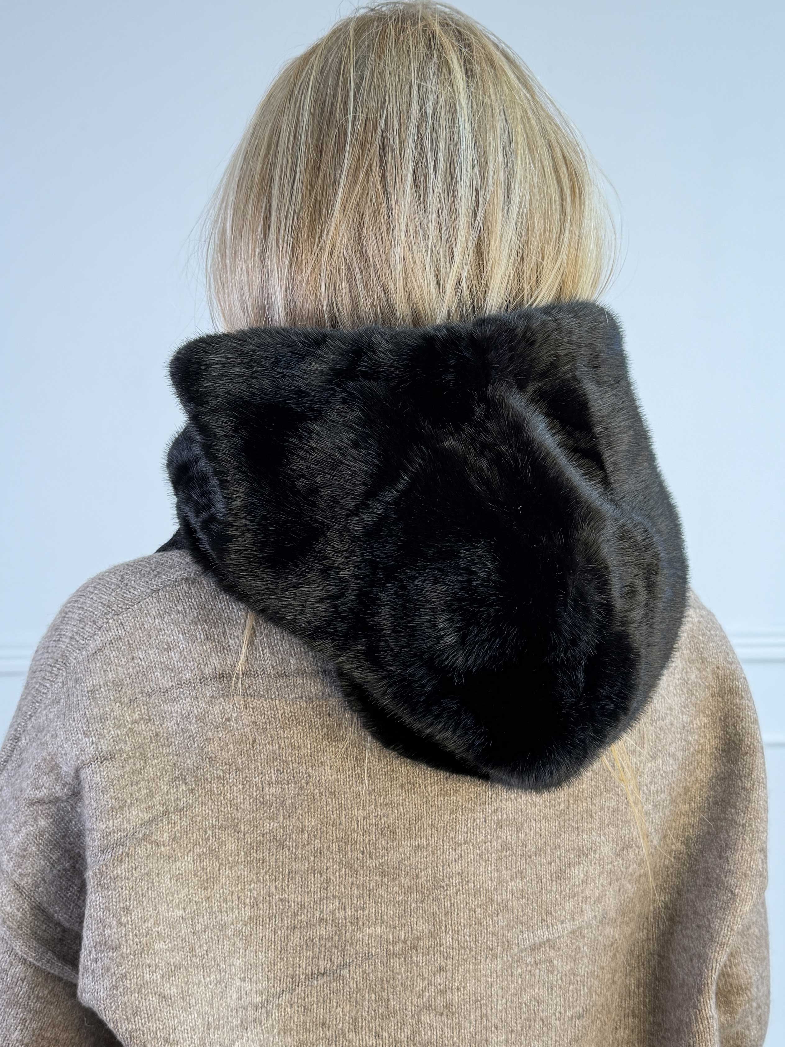 Vichi - Blød og varm hættehue i lækker faux fur med strik ved halsen