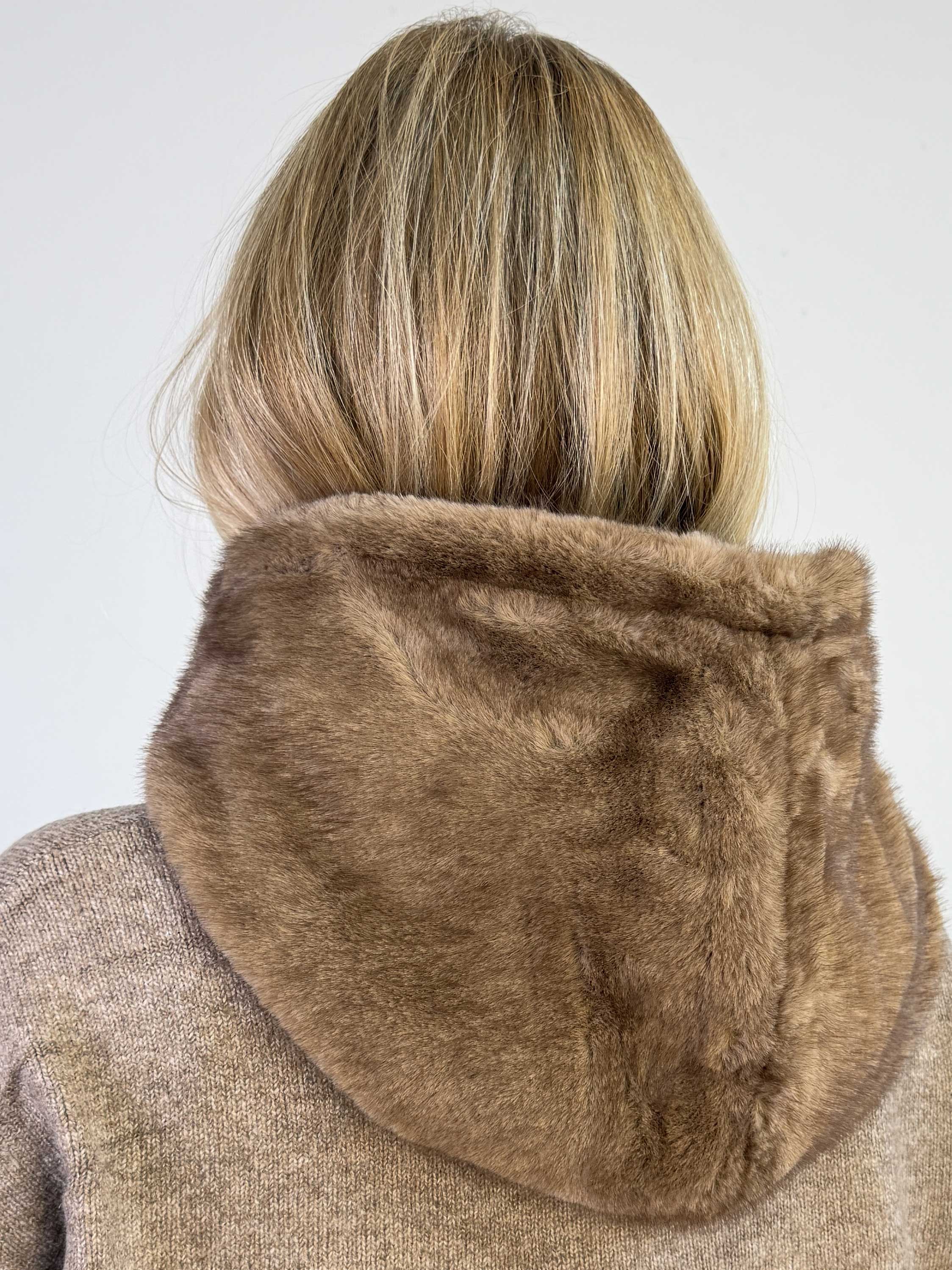 Vichi - Blød og varm hættehue i lækker faux fur med strik ved halsen