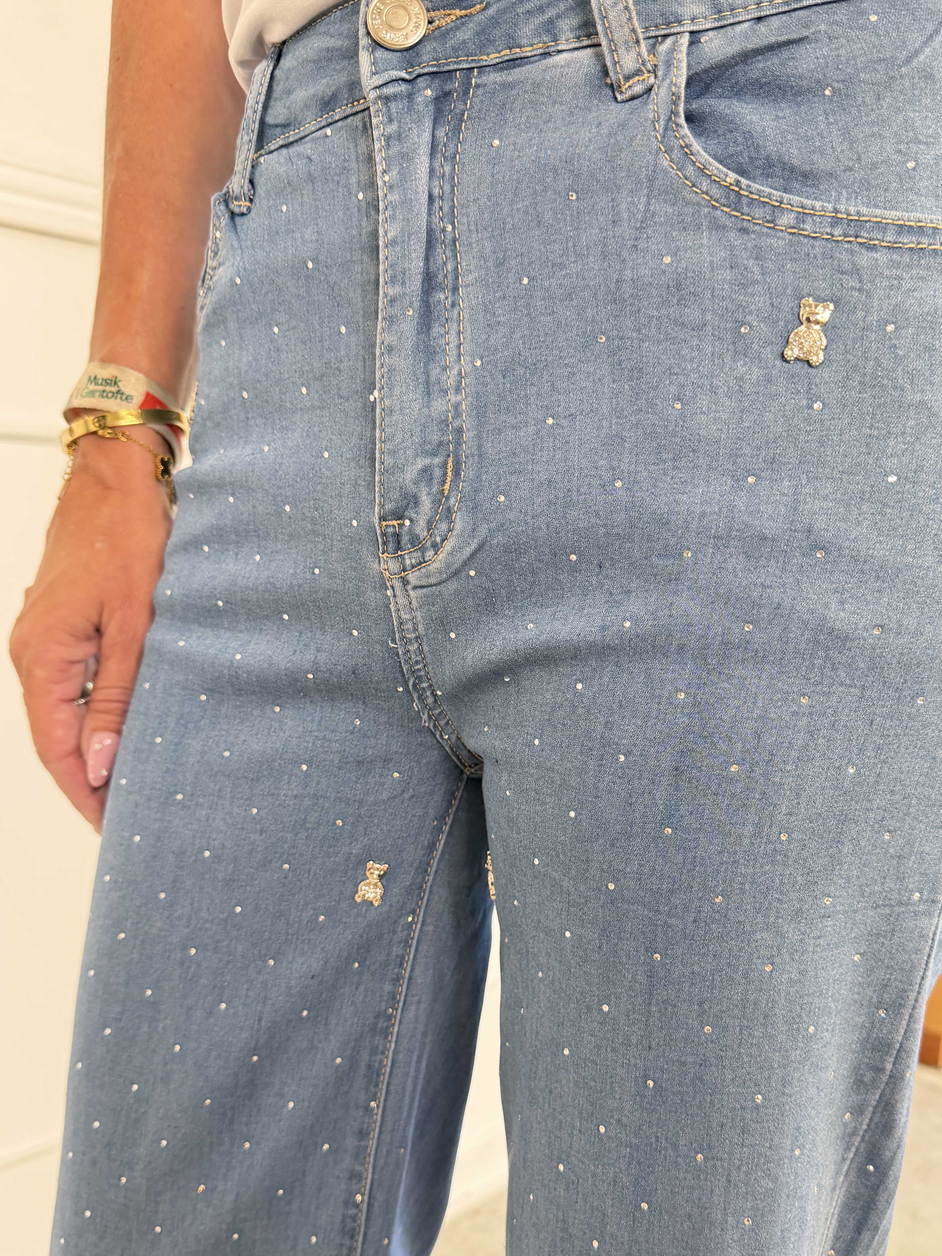 Vigo - Jeans med vidde i benene, pyntet med fine similisten og søde bamser