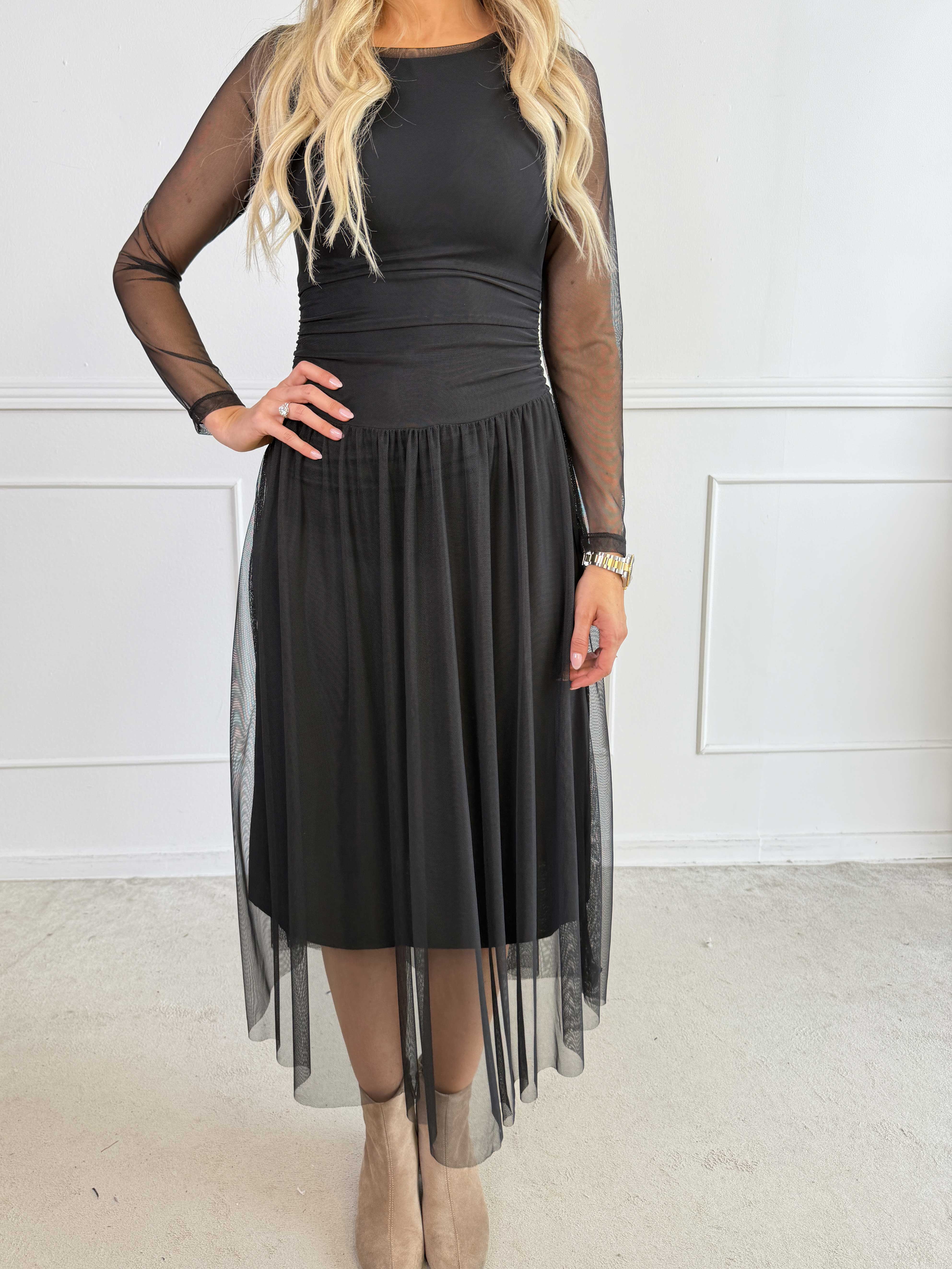 Viola - Elegant og feminin kjole i stretchy mesh med transparente ærmer