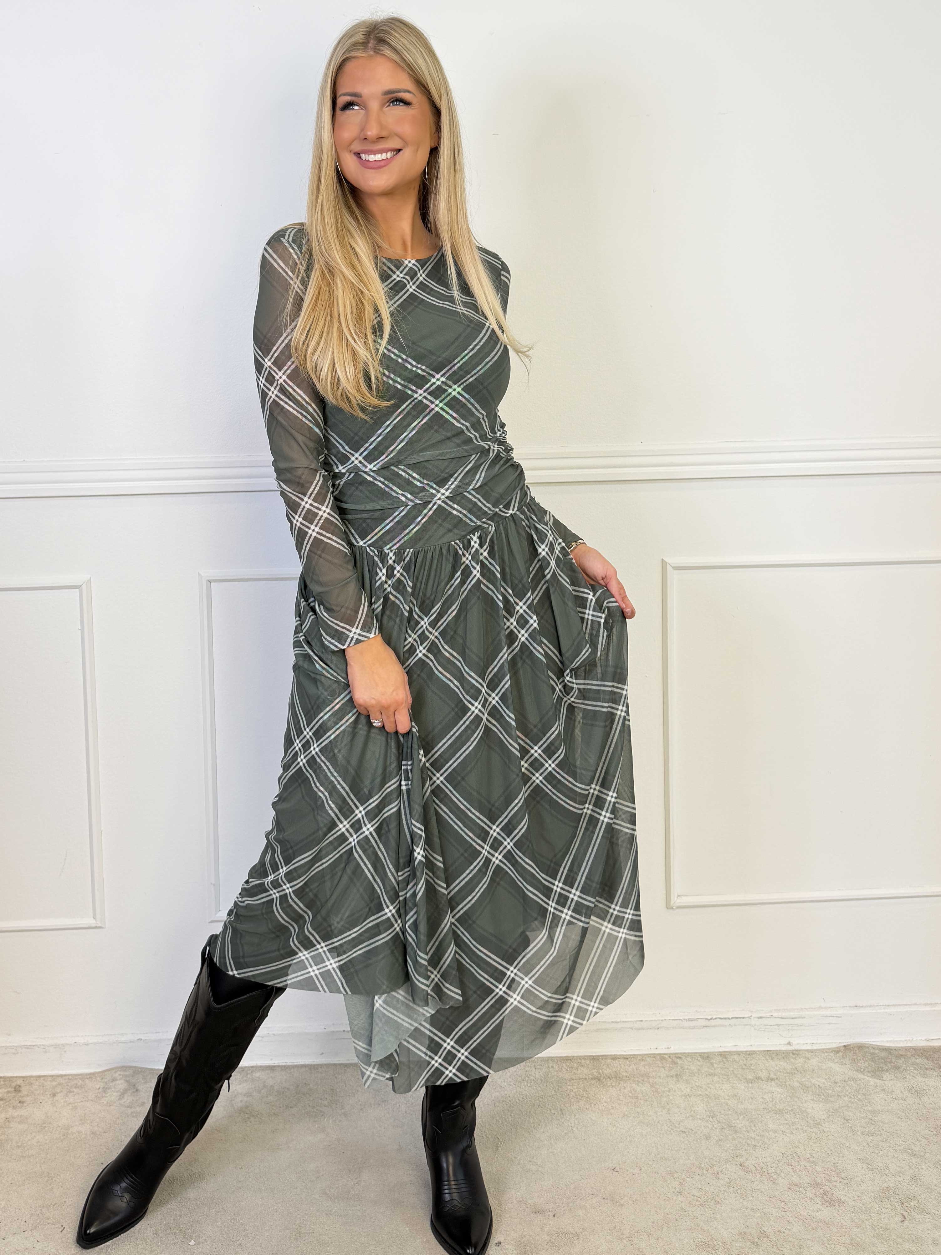 Viola Check - Elegant kjole i stretchy mesh med tern og transparente ærmer