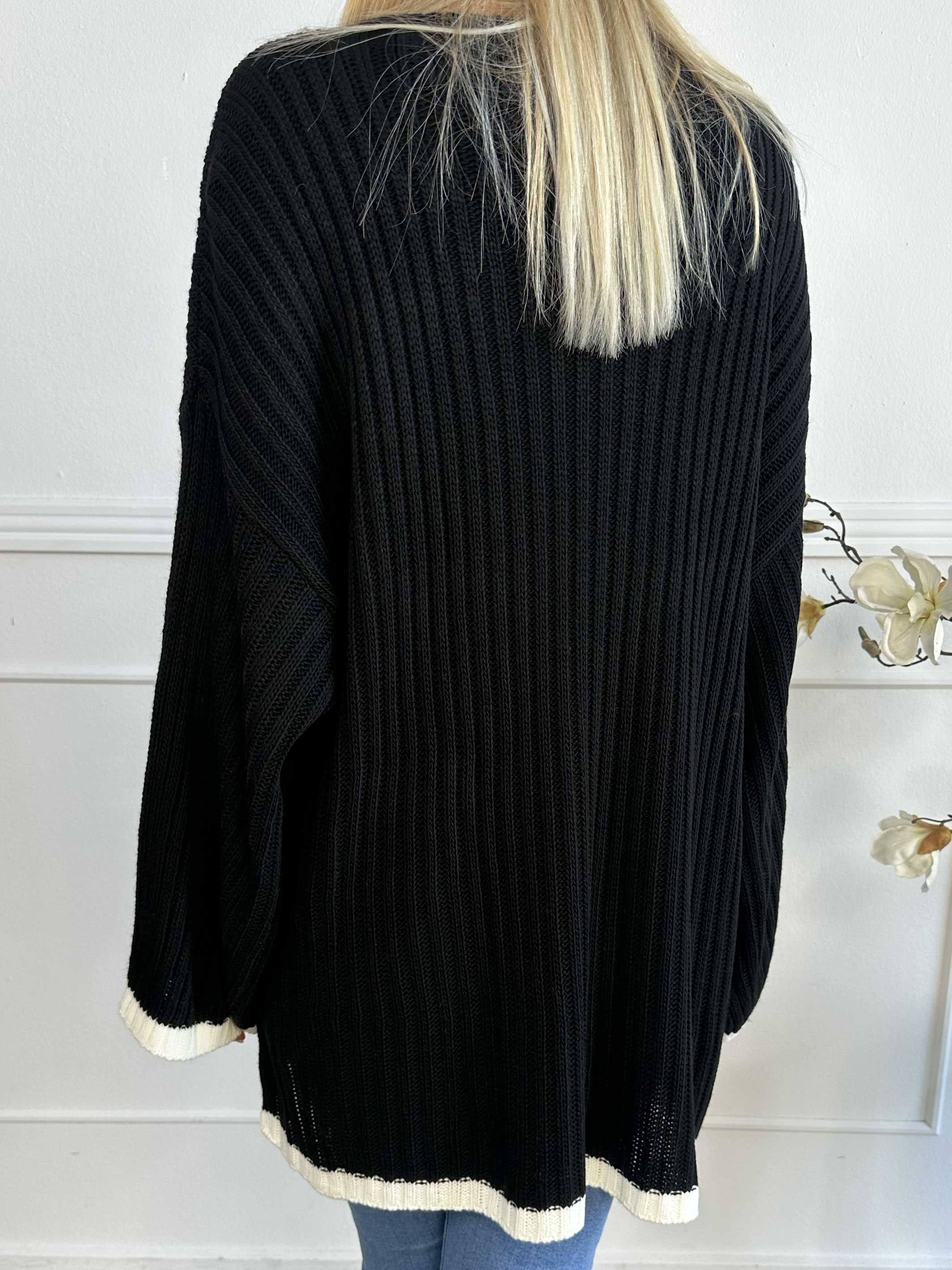 Violet - Strikbluse med farvet kant