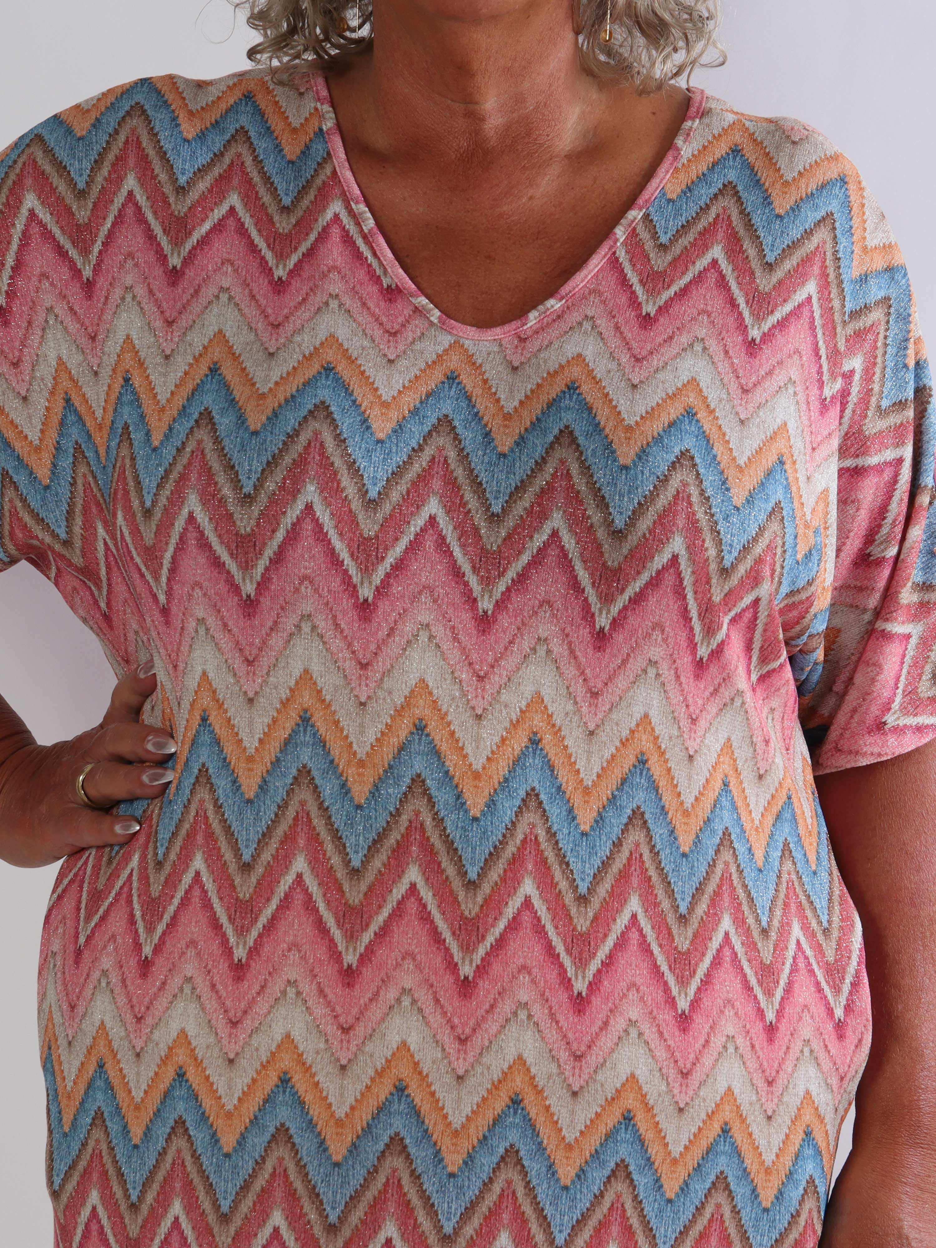 Violetta - Plus size kjole med lommer og smukt zigzag-mønster og fine glimmertråde