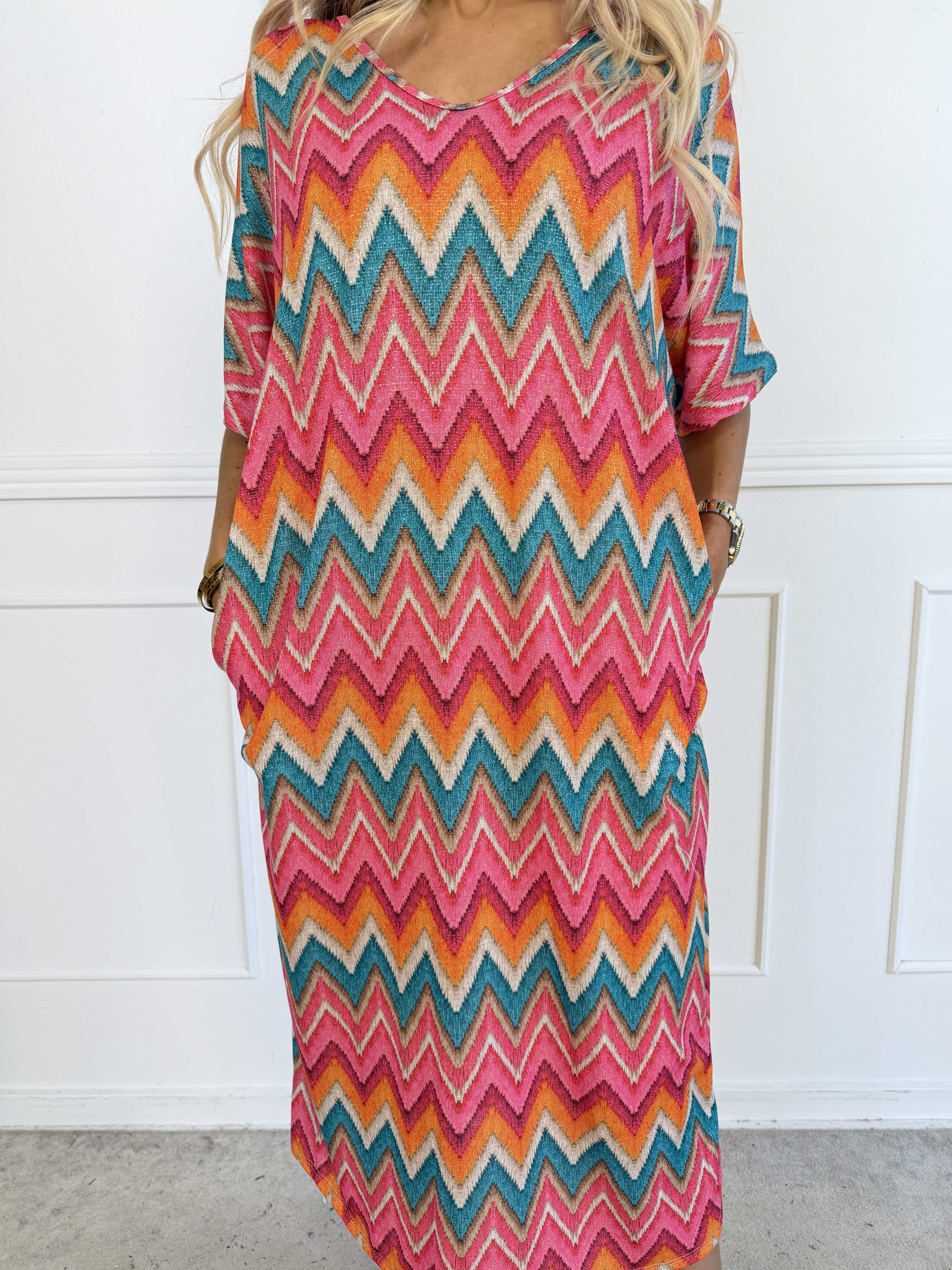 Violetta - Plus size kjole med lommer og smukt zigzag-mønster og fine glimmertråde