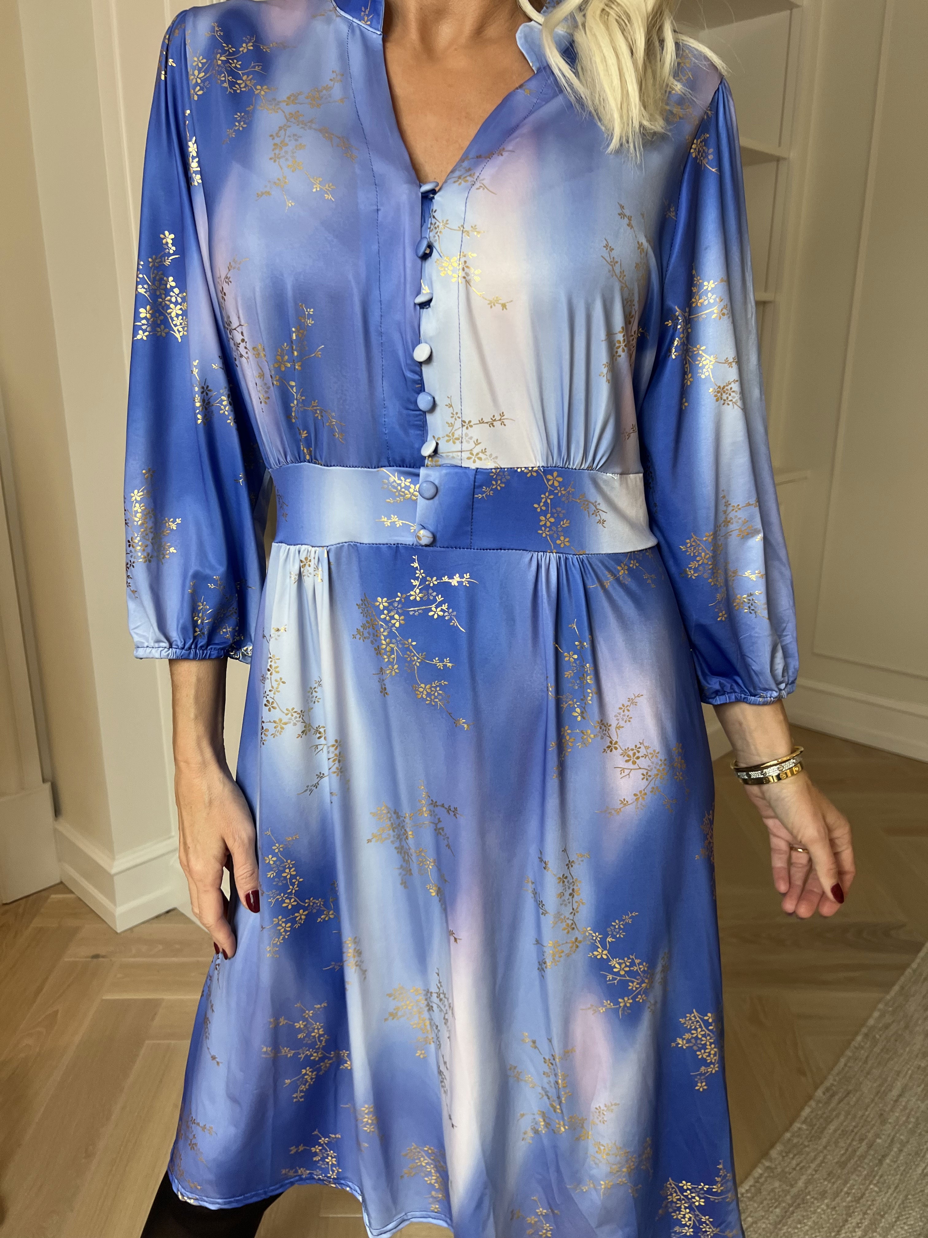 Vivien Gold - 3/4 ærmet kjole med guldprint og slåede knapper