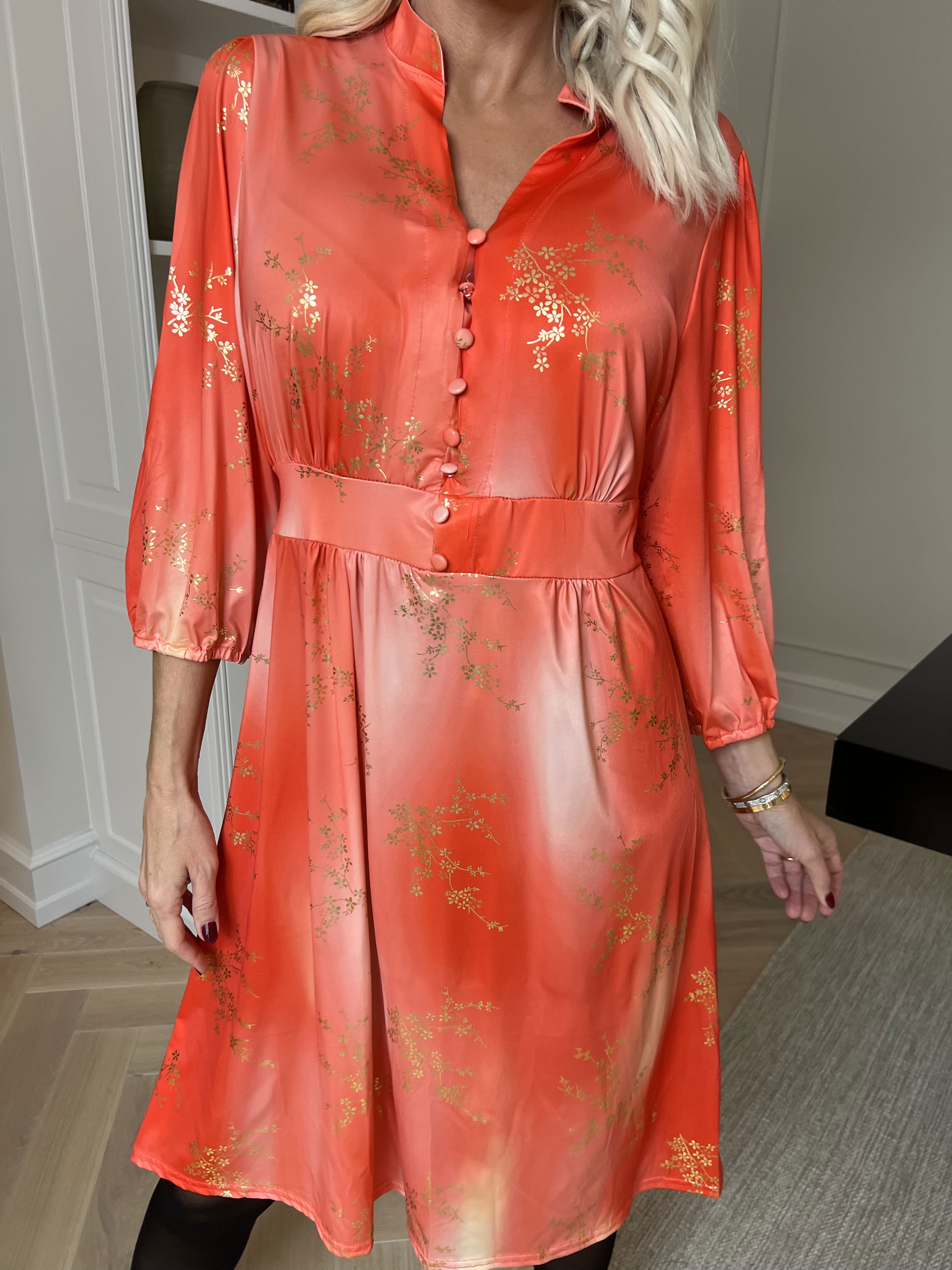 Vivien Gold - 3/4 ærmet kjole med guldprint og slåede knapper