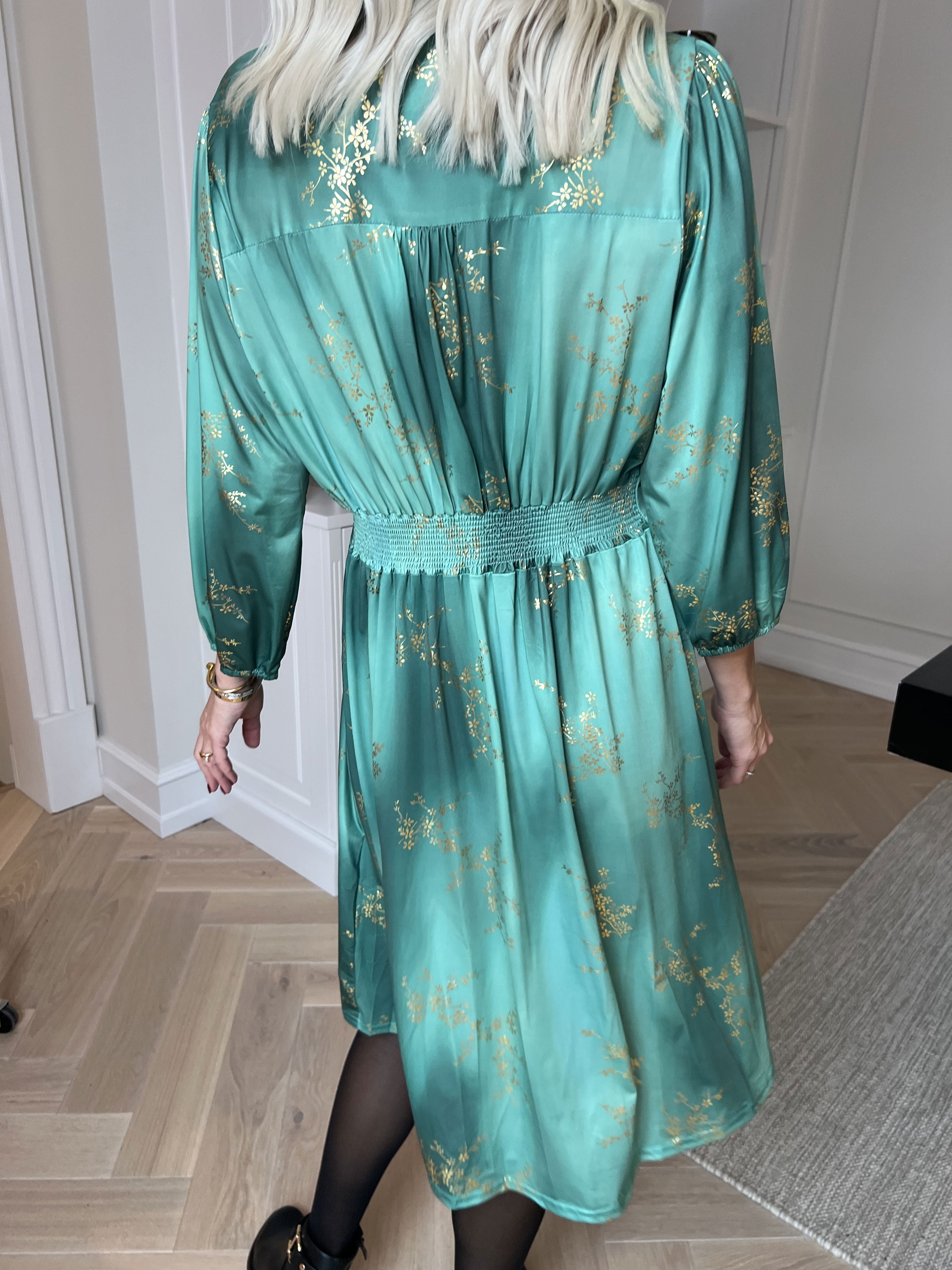 Vivien Gold - 3/4 ærmet kjole med guldprint og slåede knapper