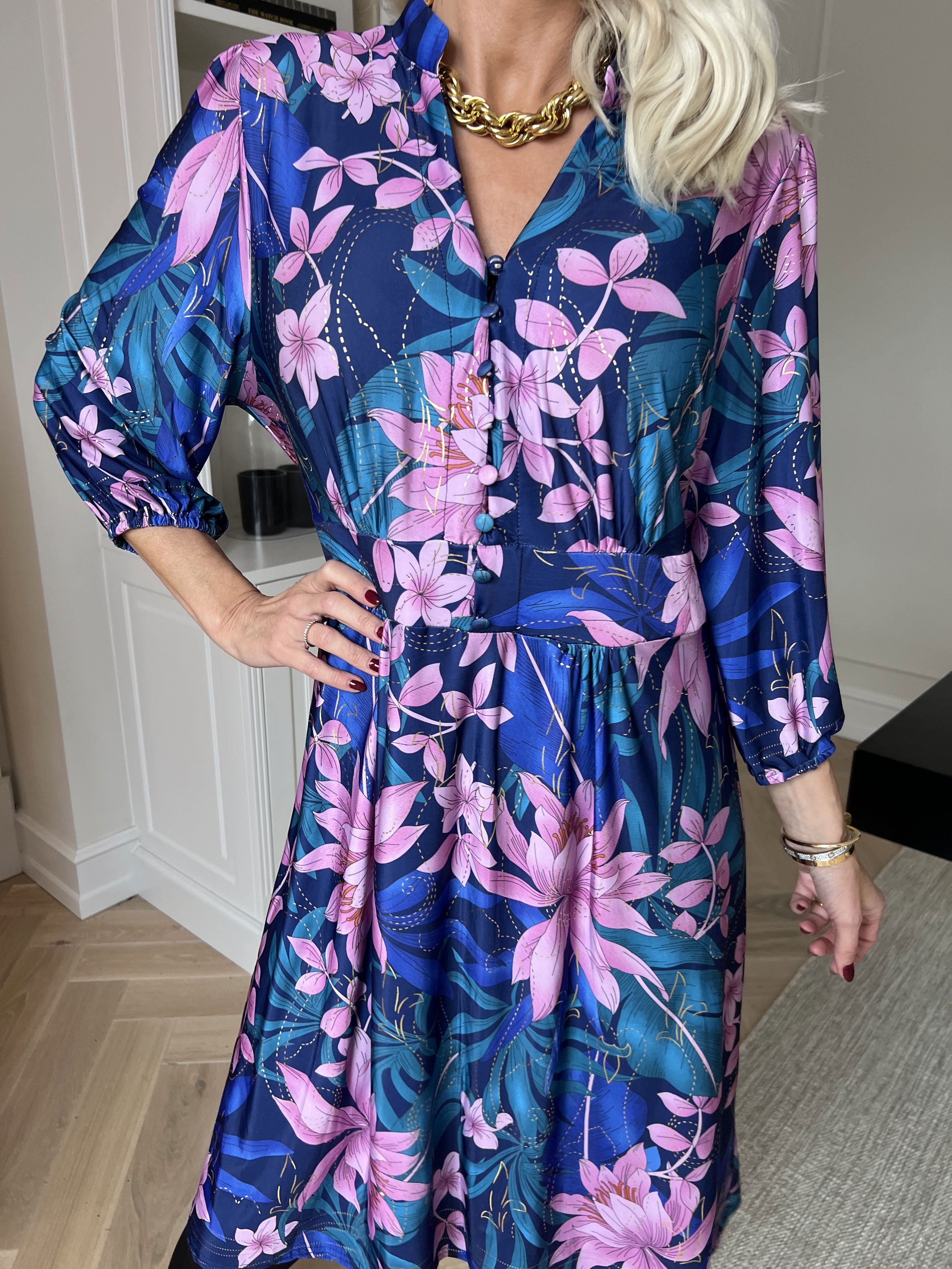 Vivien New Leaf - 3/4 ærmet kjole med mønster og slåede knapper