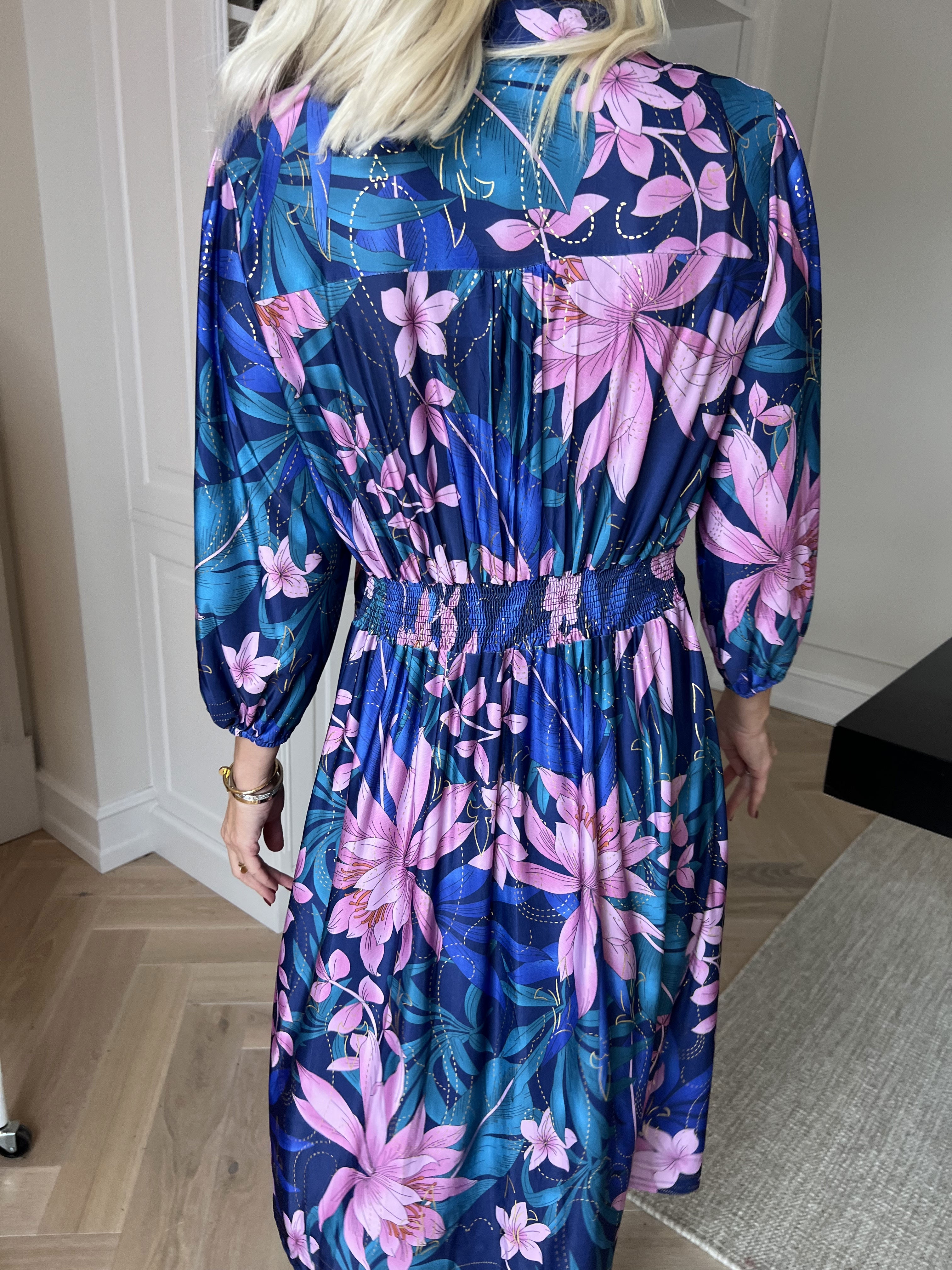 Vivien New Leaf - 3/4 ærmet kjole med mønster og slåede knapper