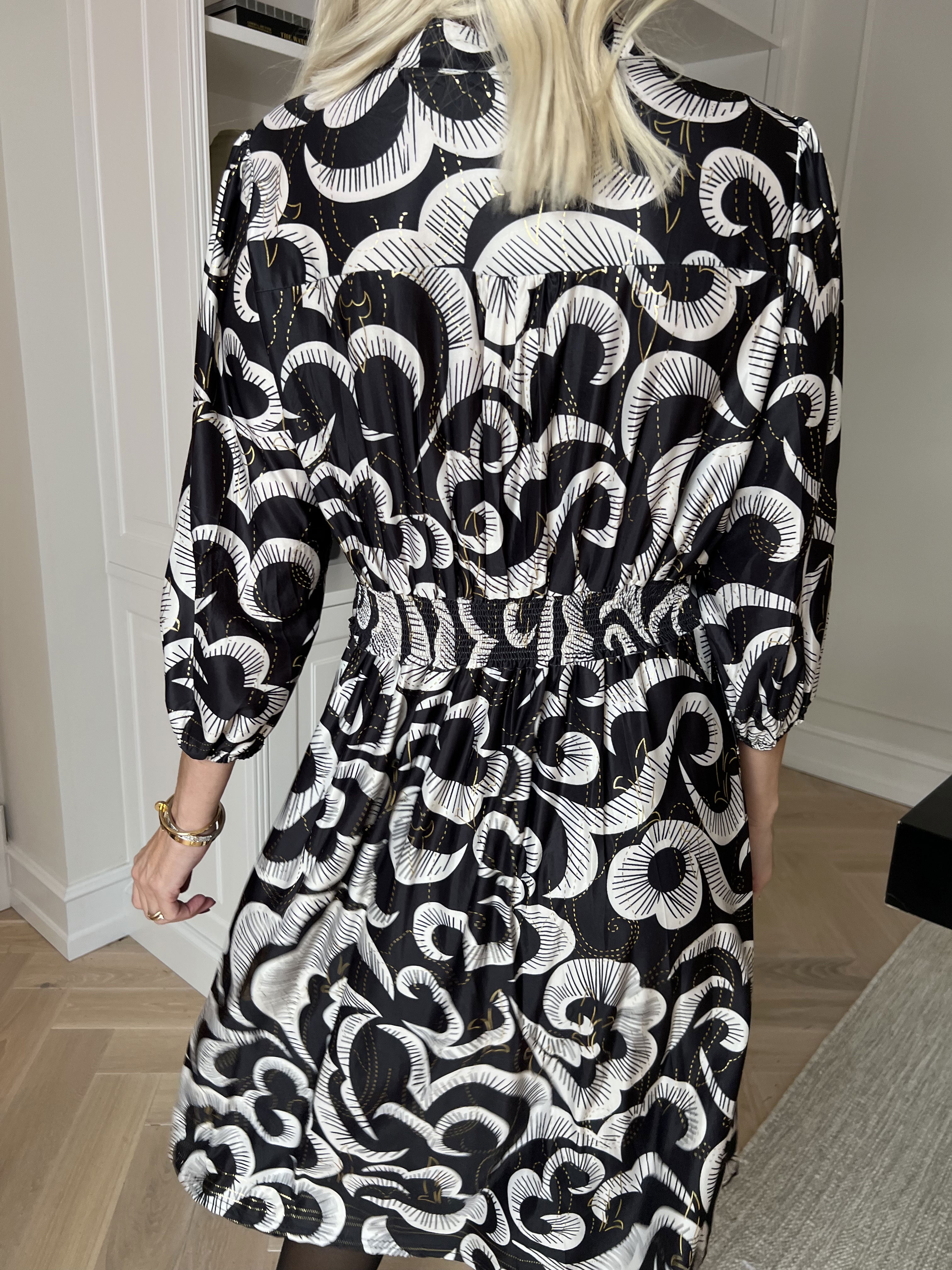 Vivien Royal - 3/4 ærmet kjole med mønster og slåede knapper