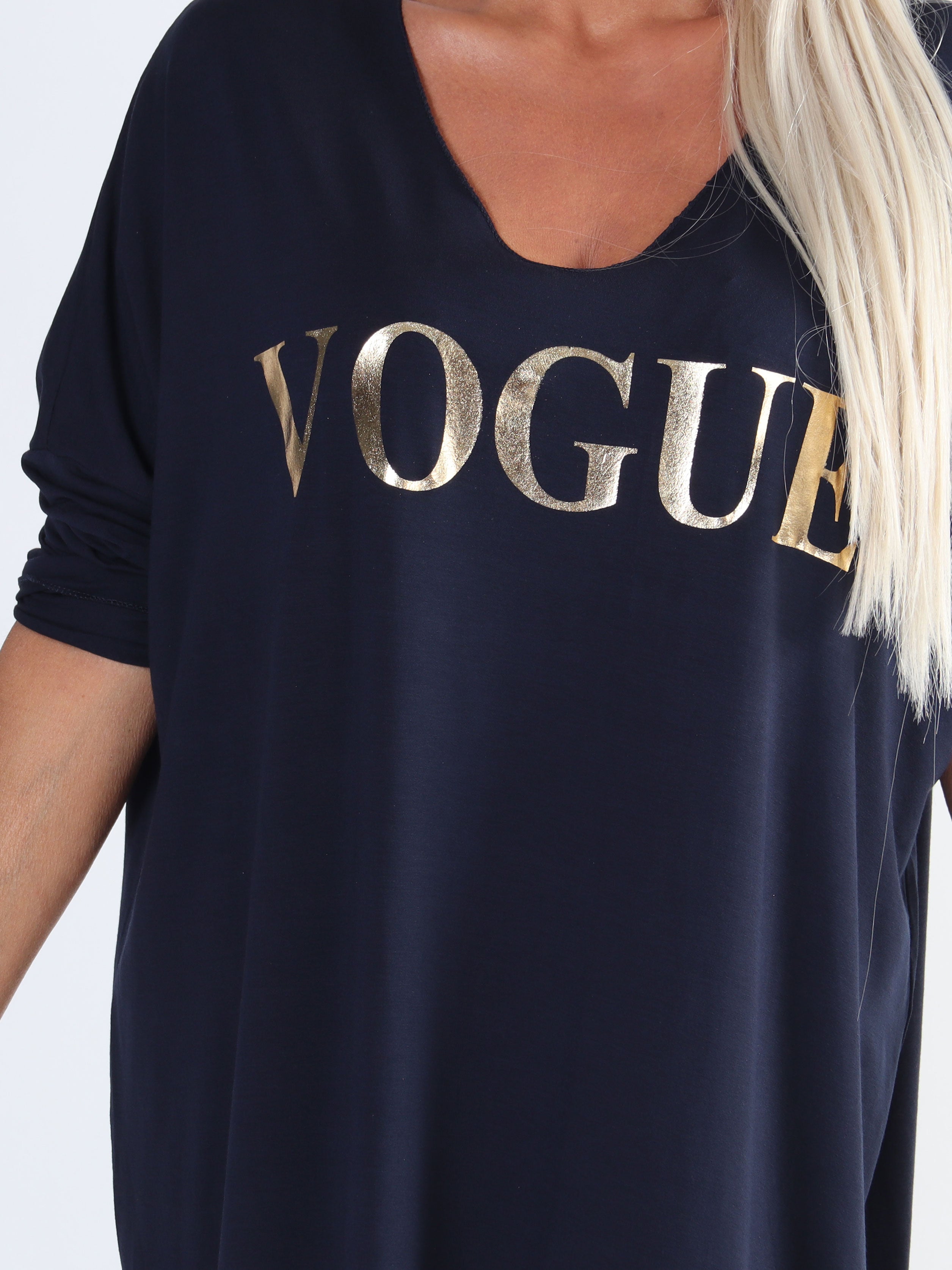 Vogue Long Sleeve - Langærmet plus size kjole i viskose med guld skrift