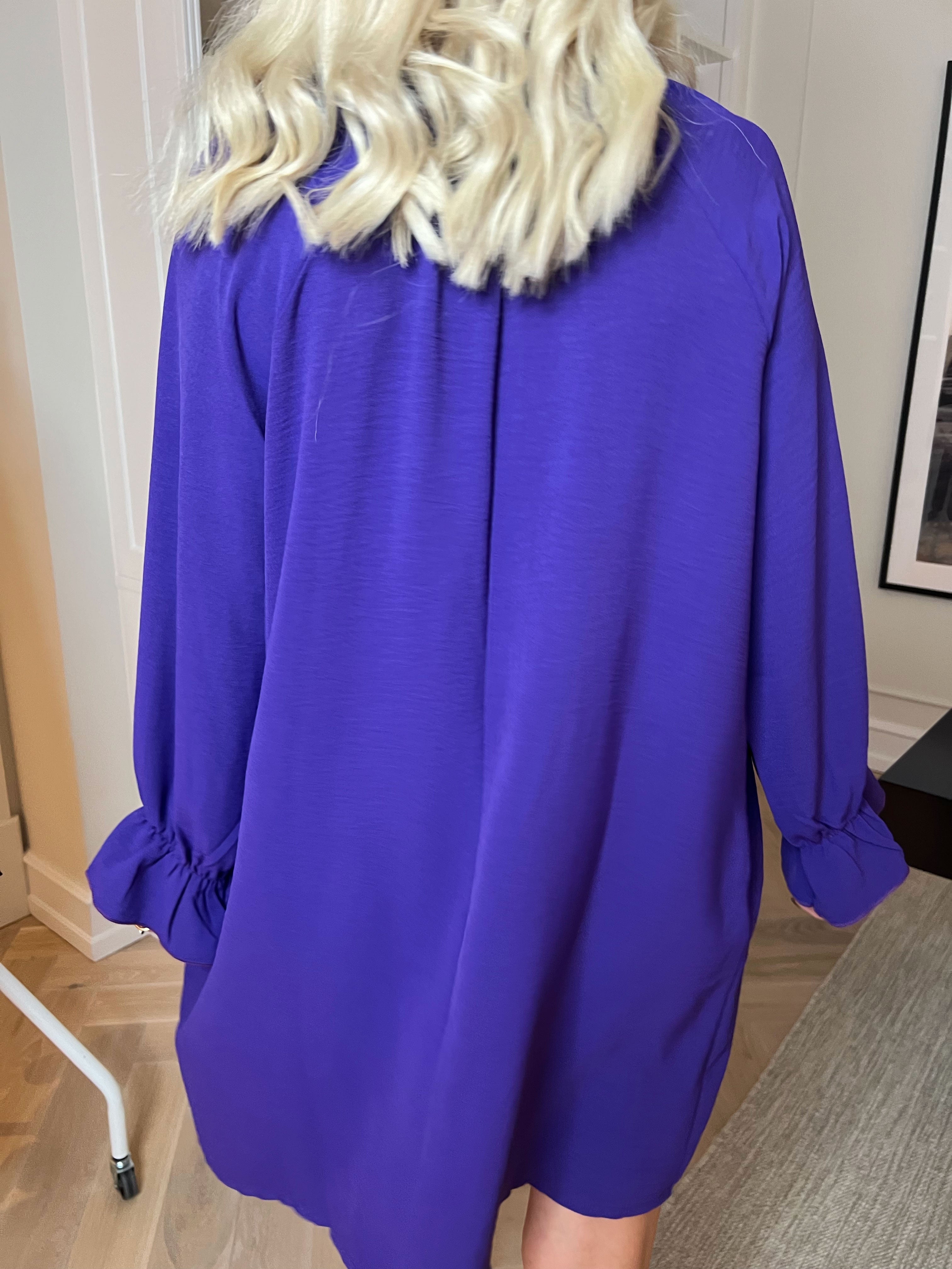 Waleria - Sød kjole i viskose med fine flæsedetaljer