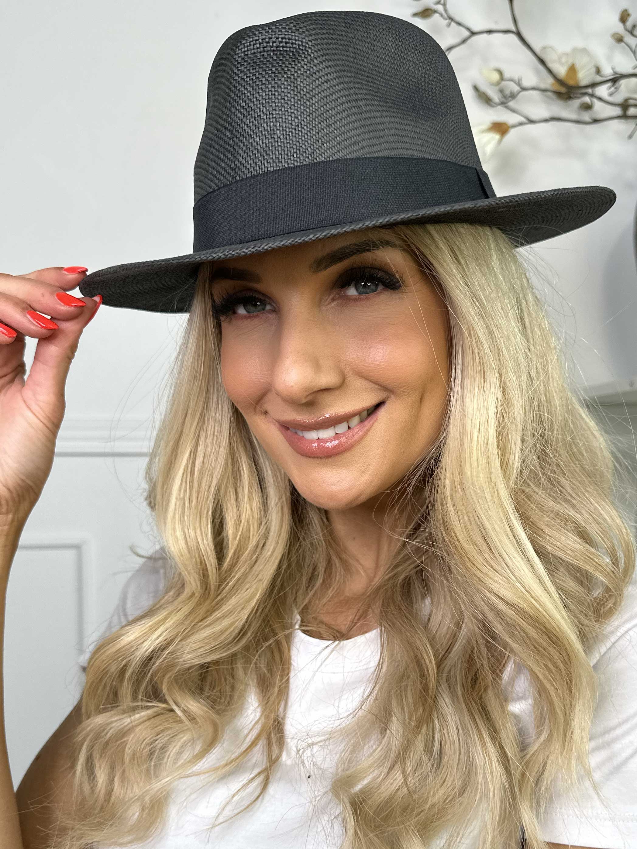 Wanda - Sød plain hat med bredt bånd