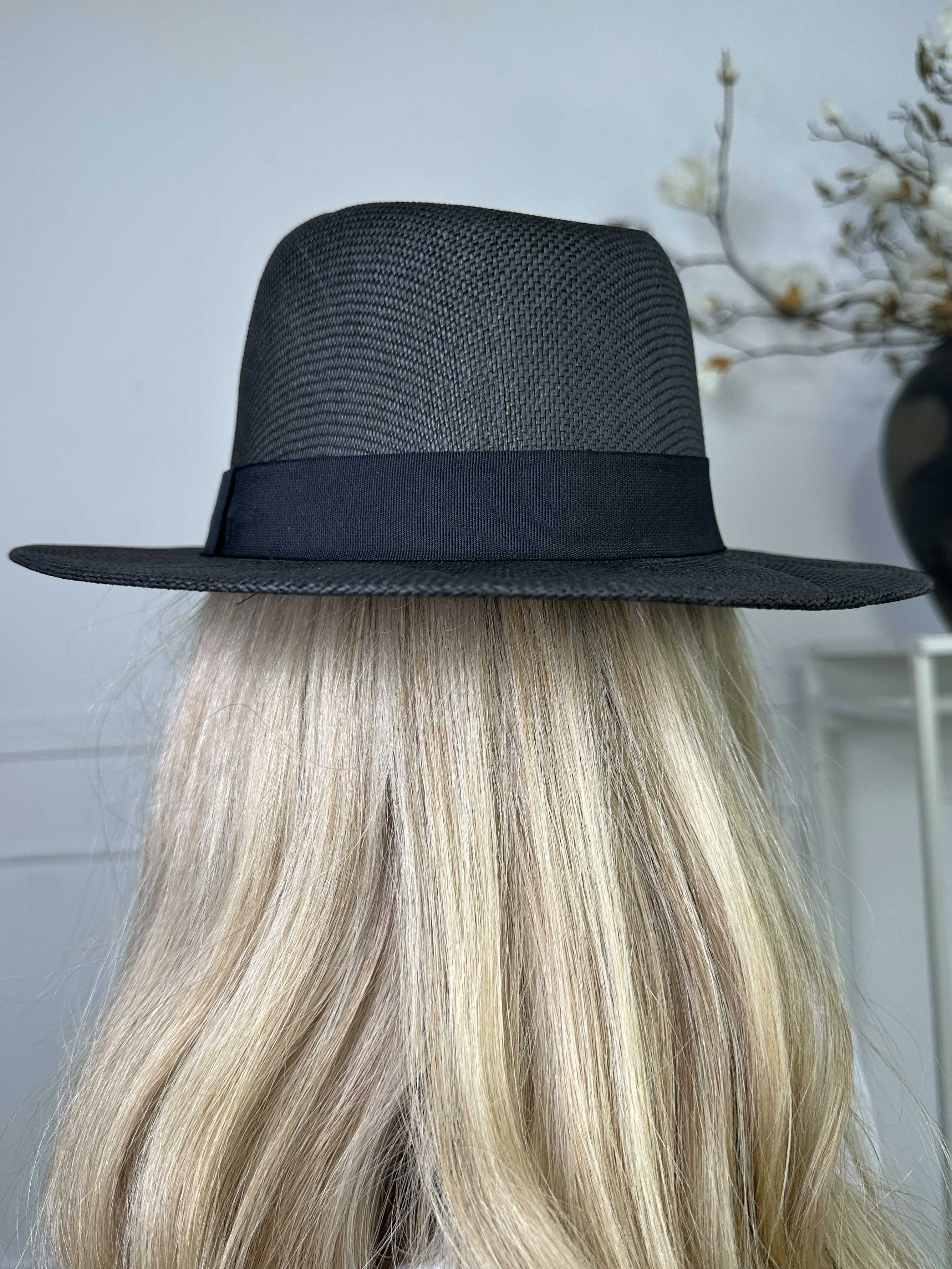 Wanda - Sød plain hat med bredt bånd