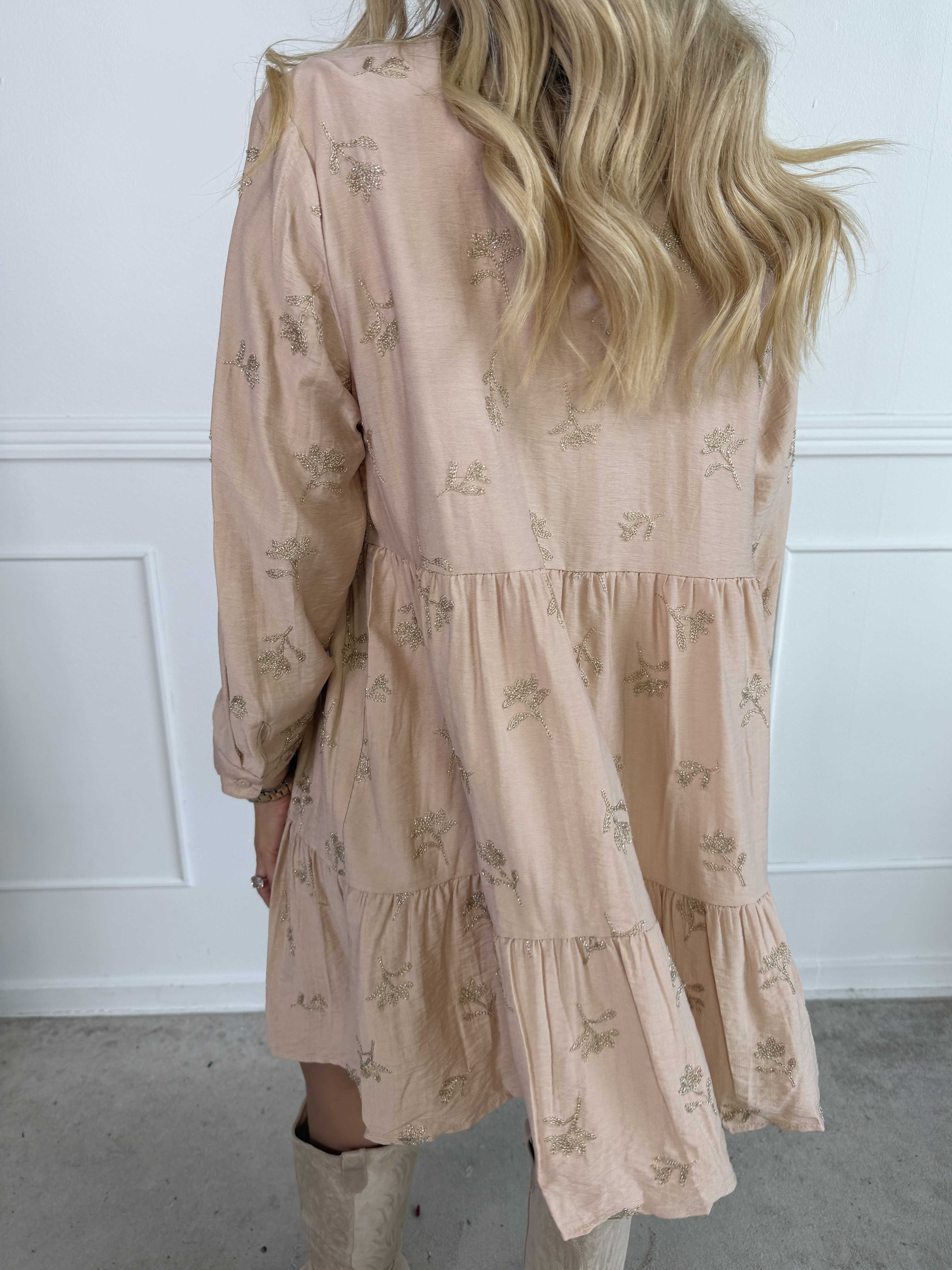 Wania - Sød kjole i viskose med fine blomster broderinger