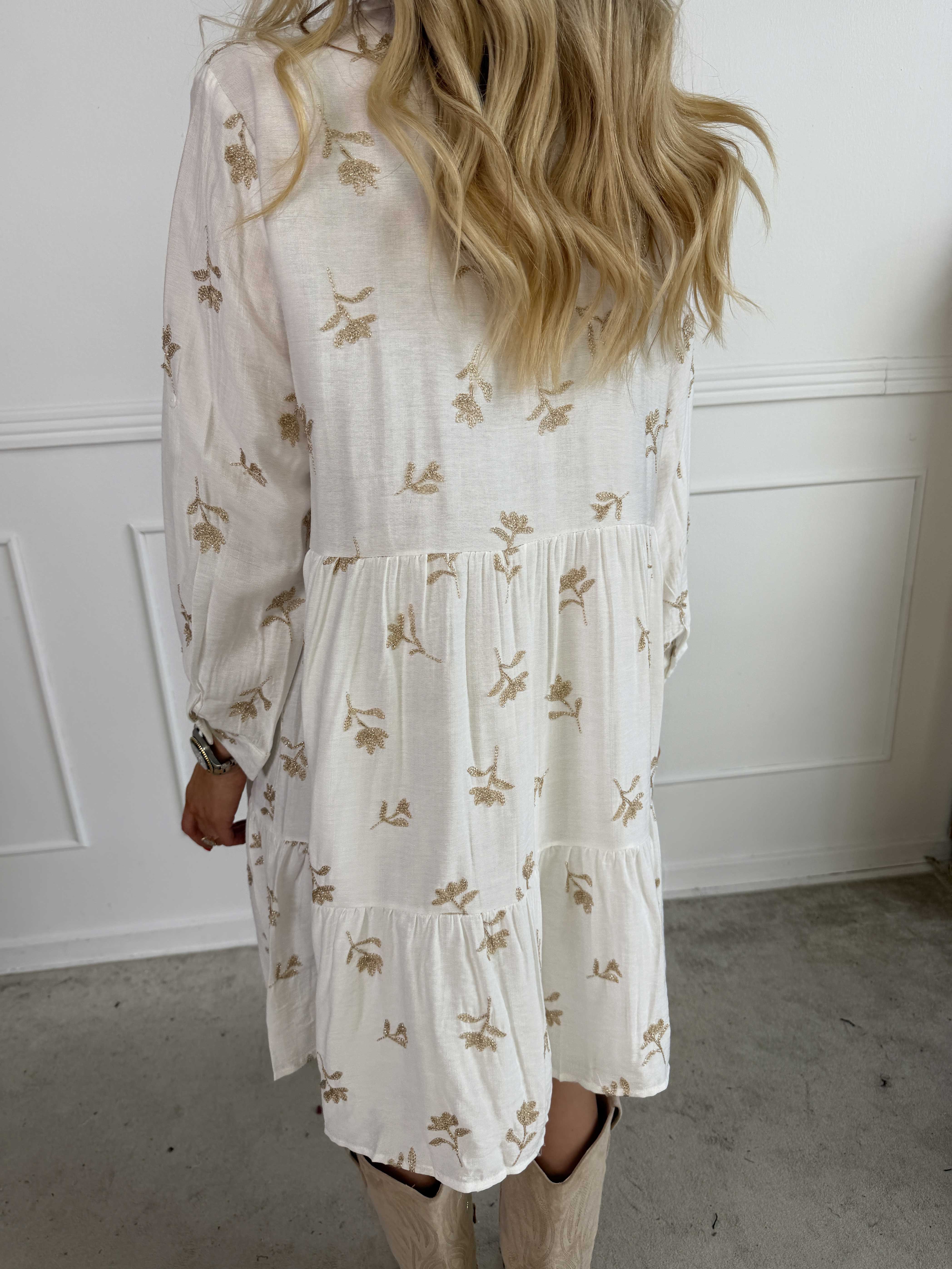 Wania - Sød kjole i viskose med fine blomster broderinger