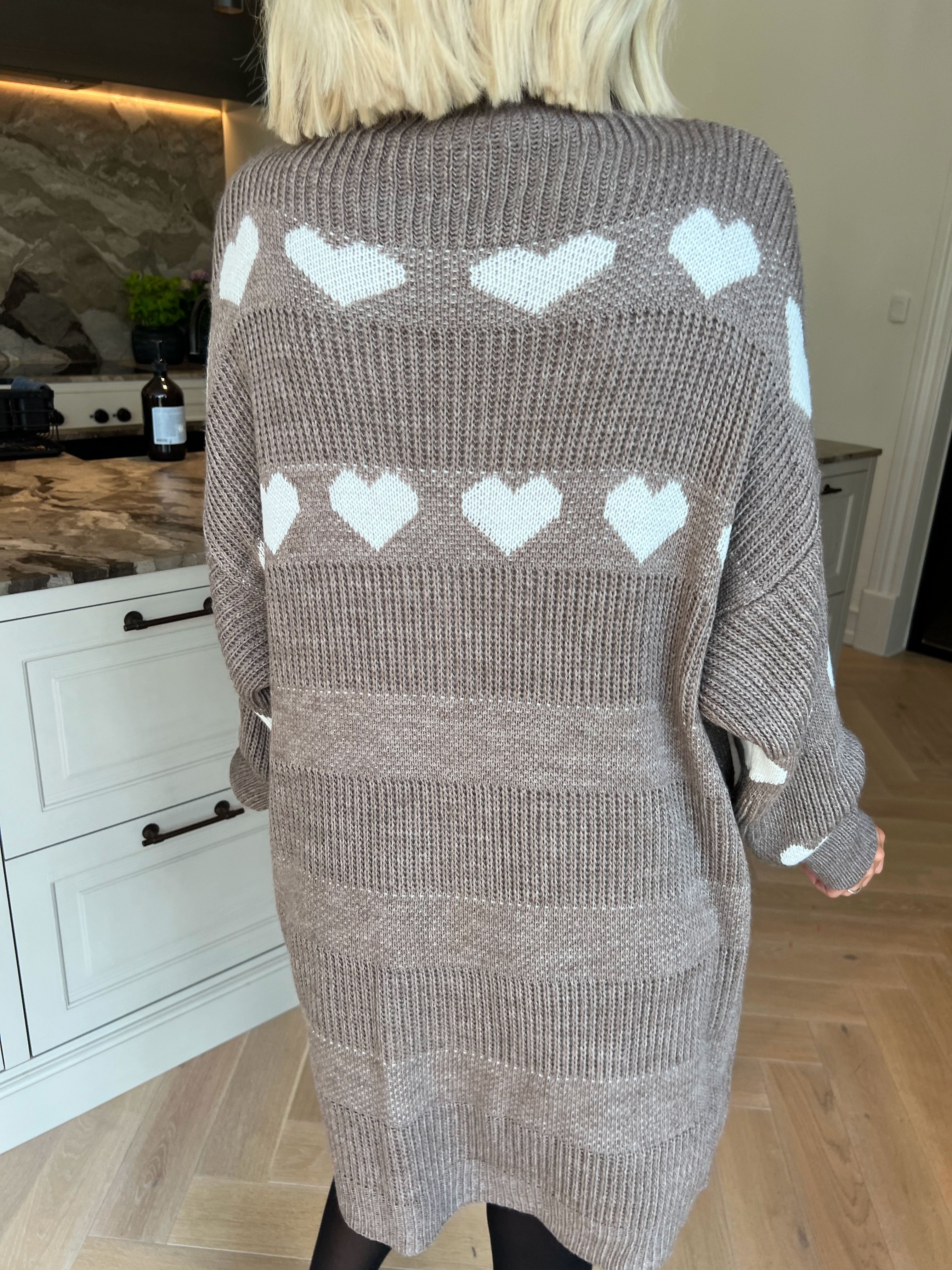 Wendy - Strikkjole med fine hjerter og klassisk rullekrave