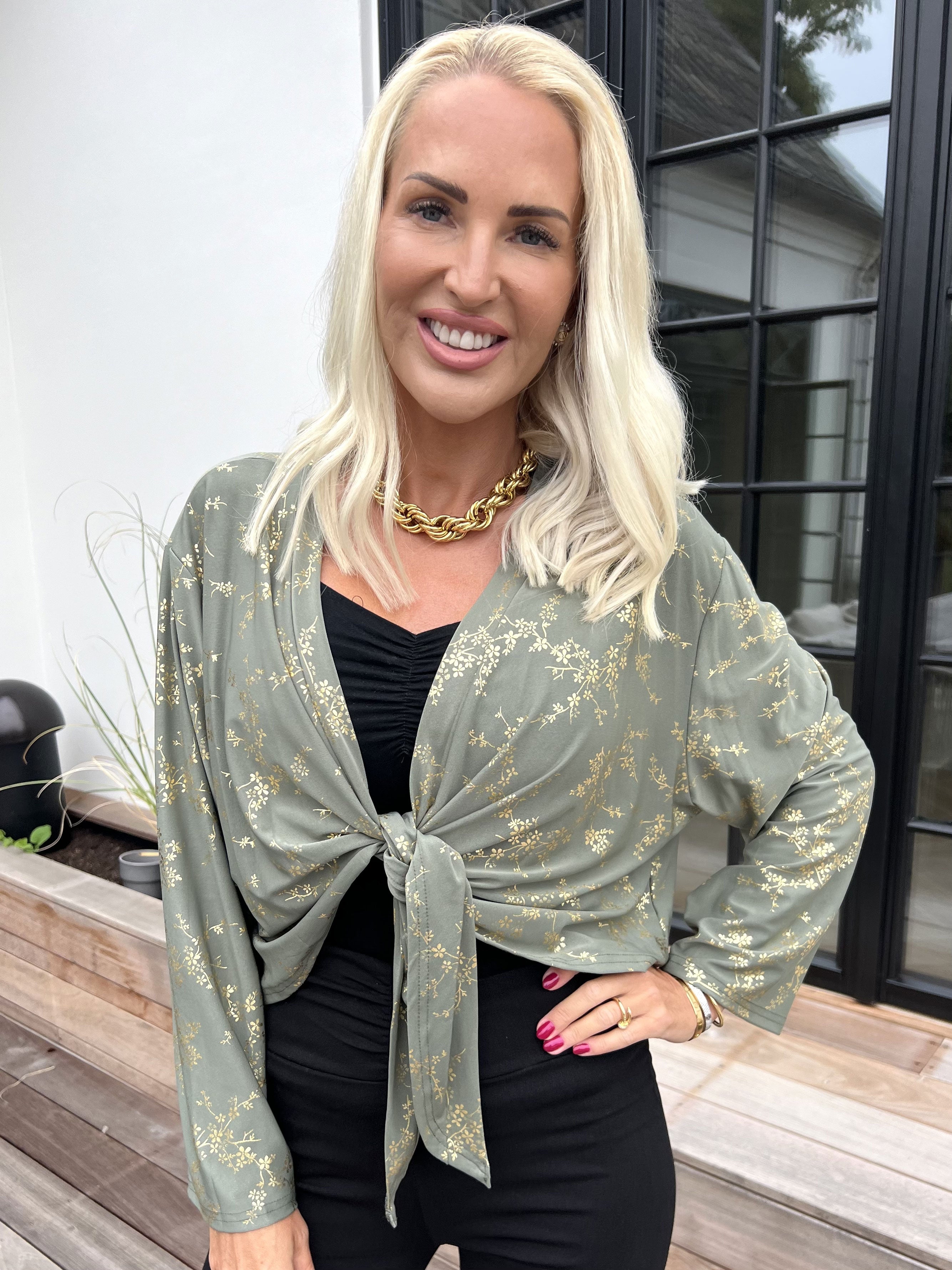 Werena Gold - Kort elastisk cardigan detaljeret med guld blomster