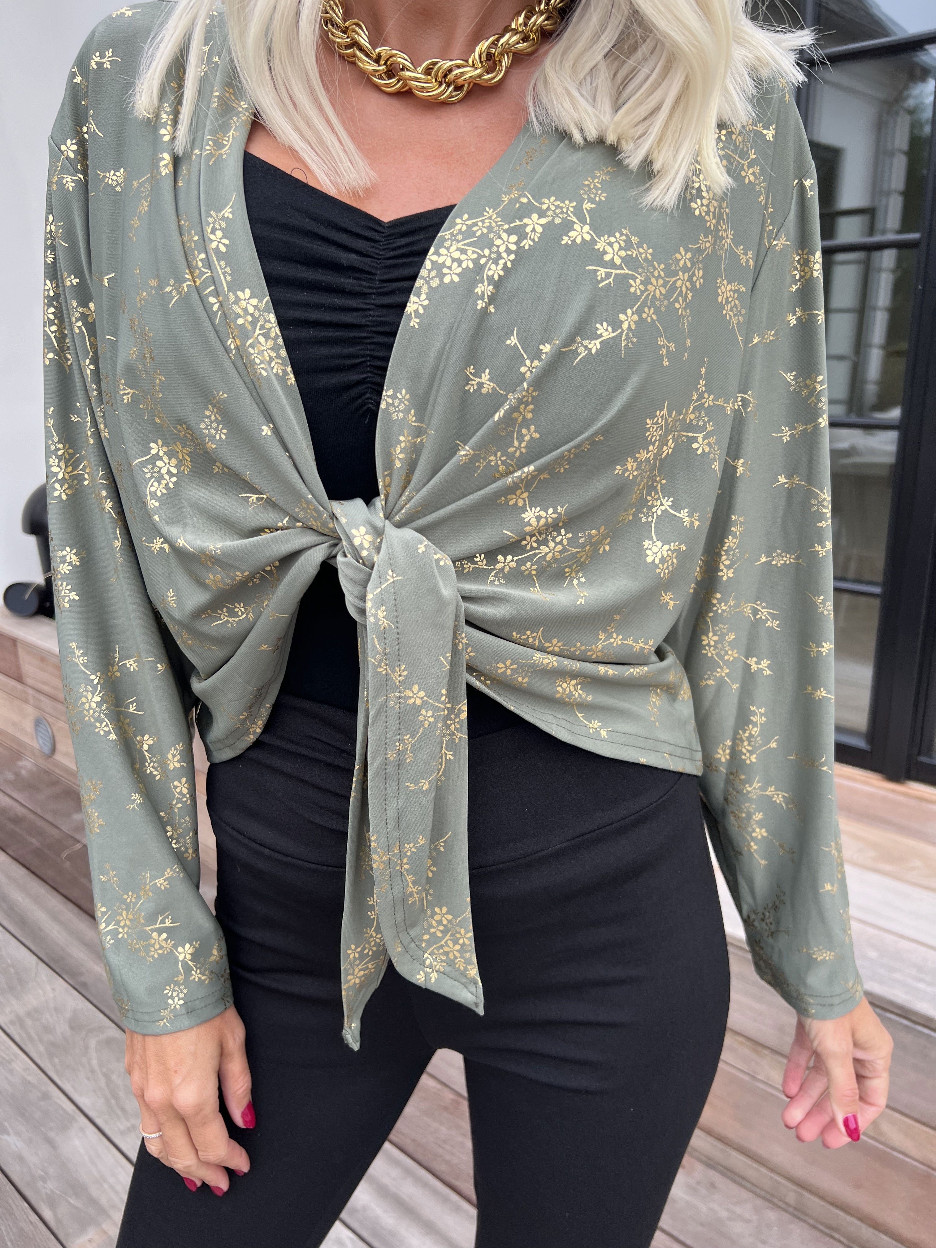 Werena Gold - Kort elastisk cardigan detaljeret med guld blomster