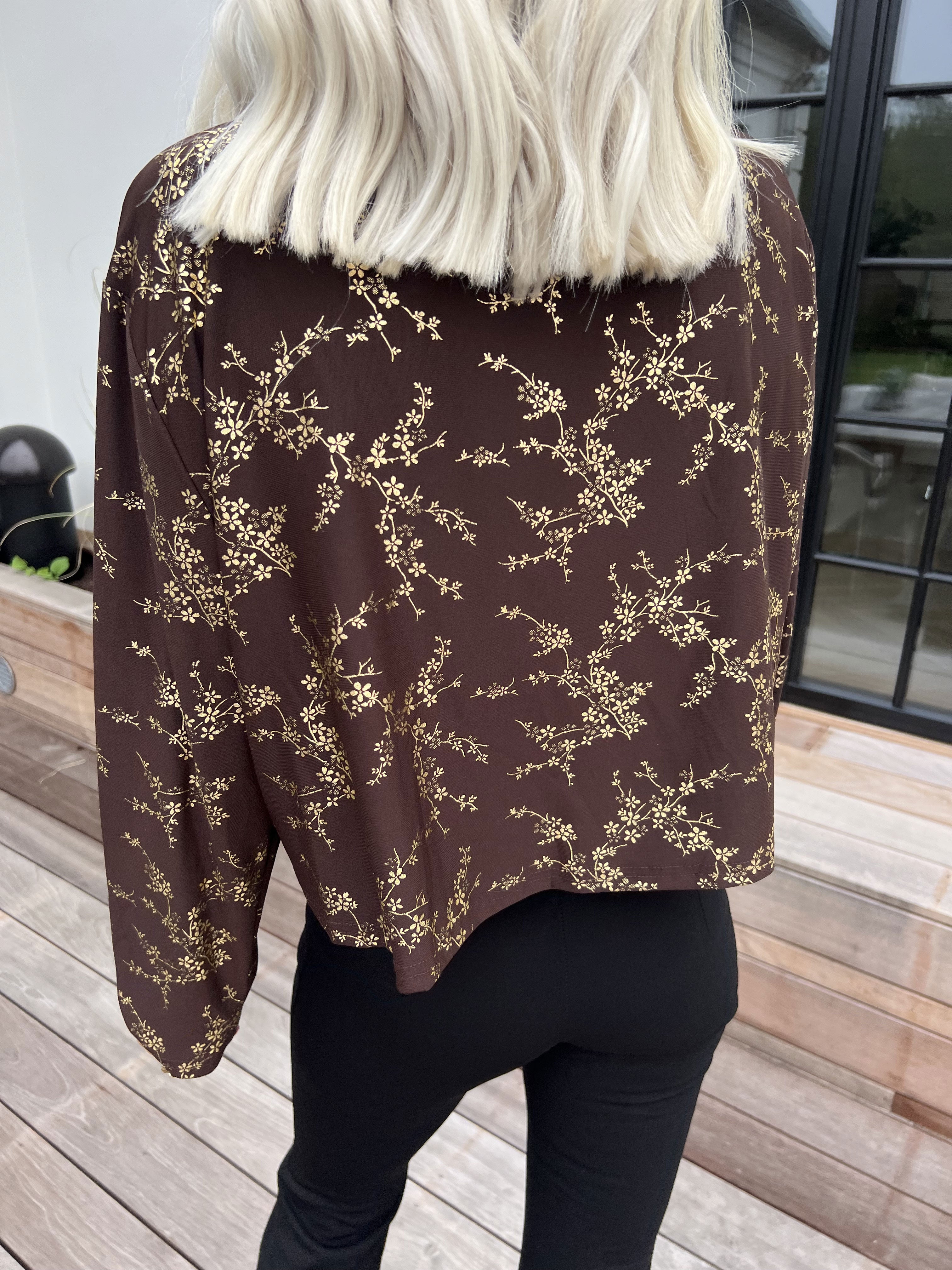 Werena Gold - Kort elastisk cardigan detaljeret med guld blomster