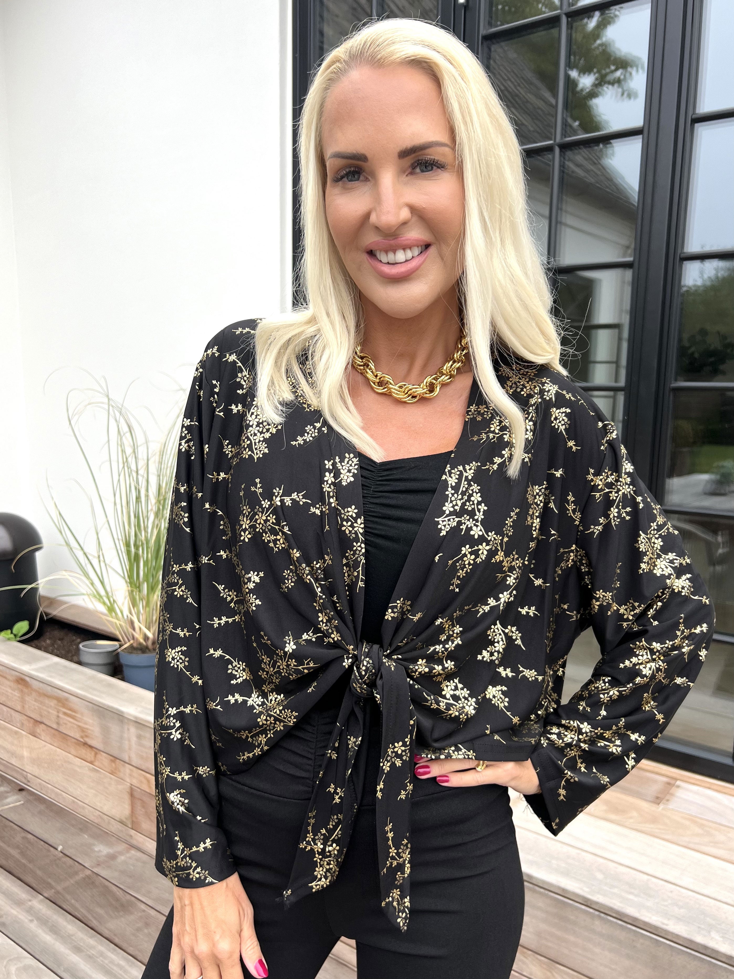 Werena Gold - Kort elastisk cardigan detaljeret med guld blomster